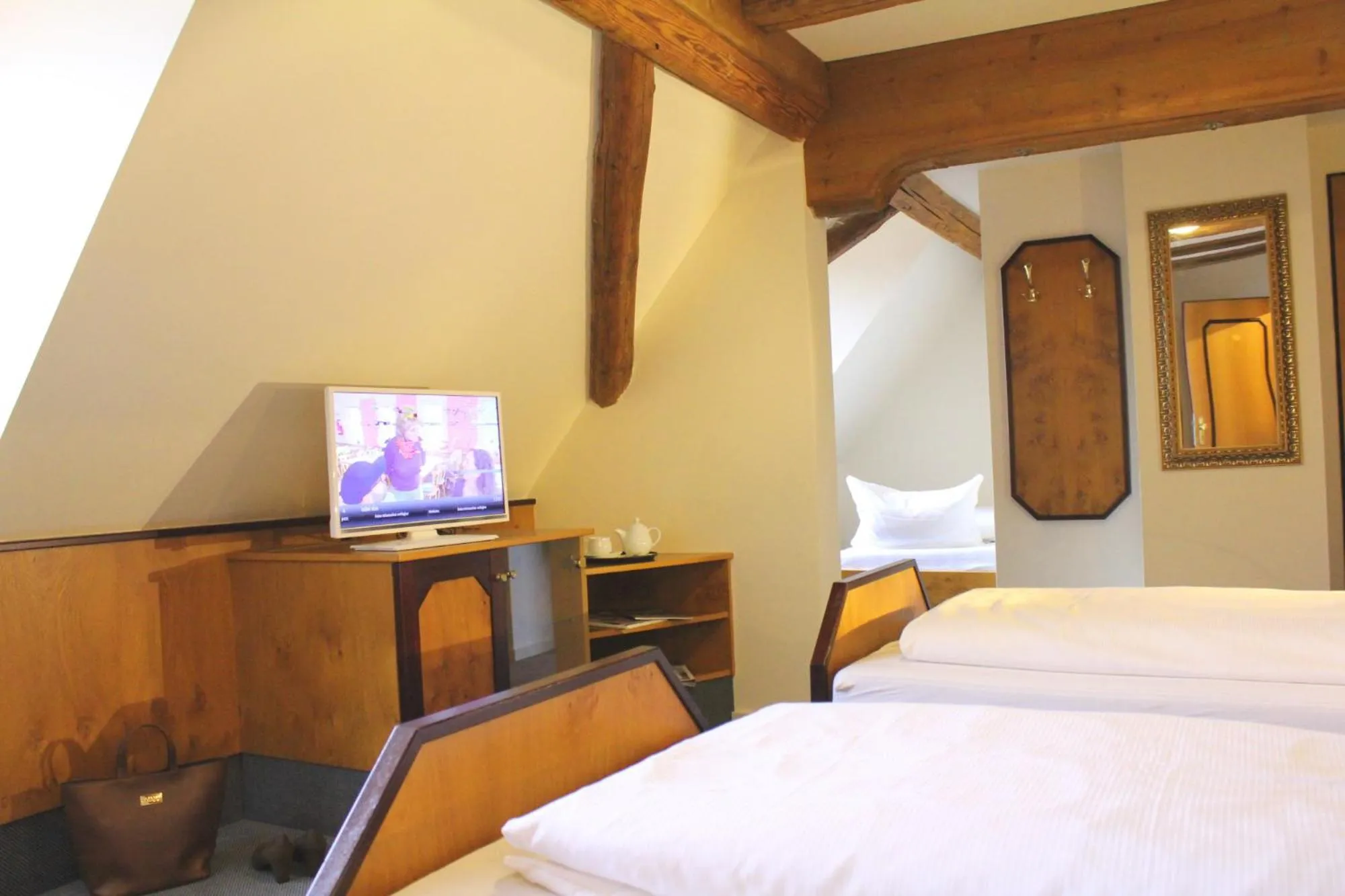 Photo of the whole room, Bed in Häuser der Villa Italia