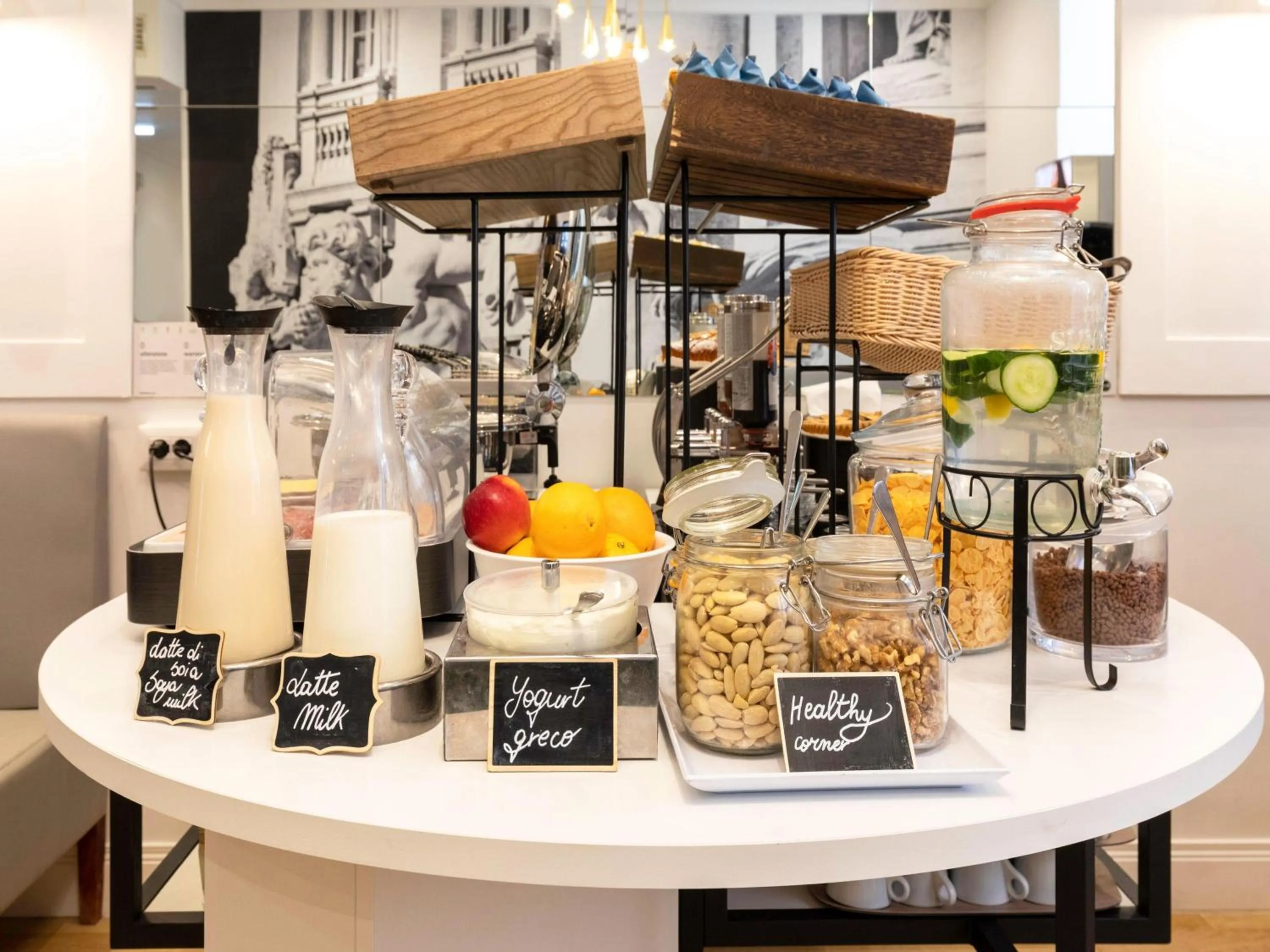 Restaurant/places to eat in B&B Hotel Roma Italia Viminale