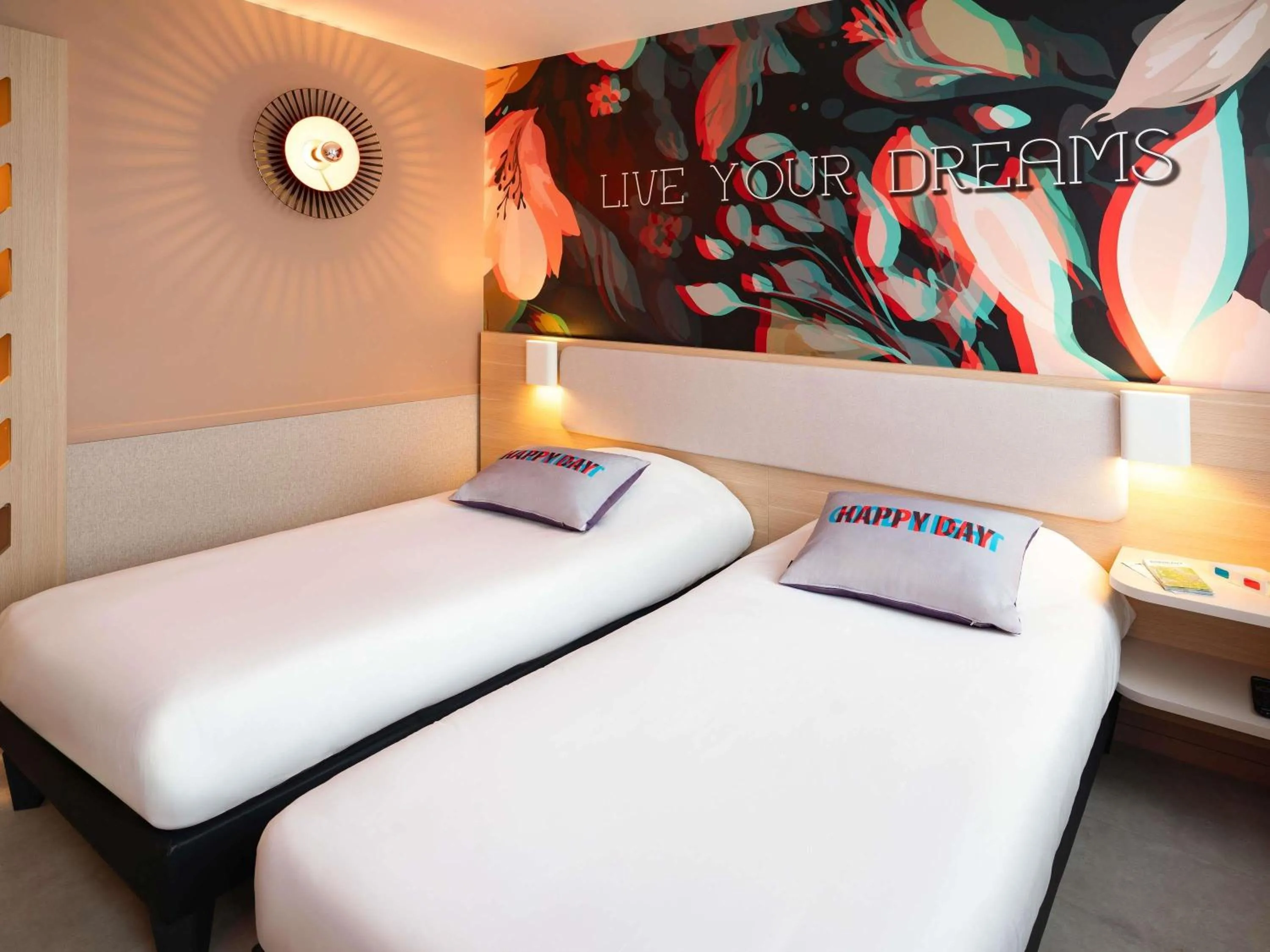 Bedroom, Bed in ibis Styles Bordeaux Centre Gare