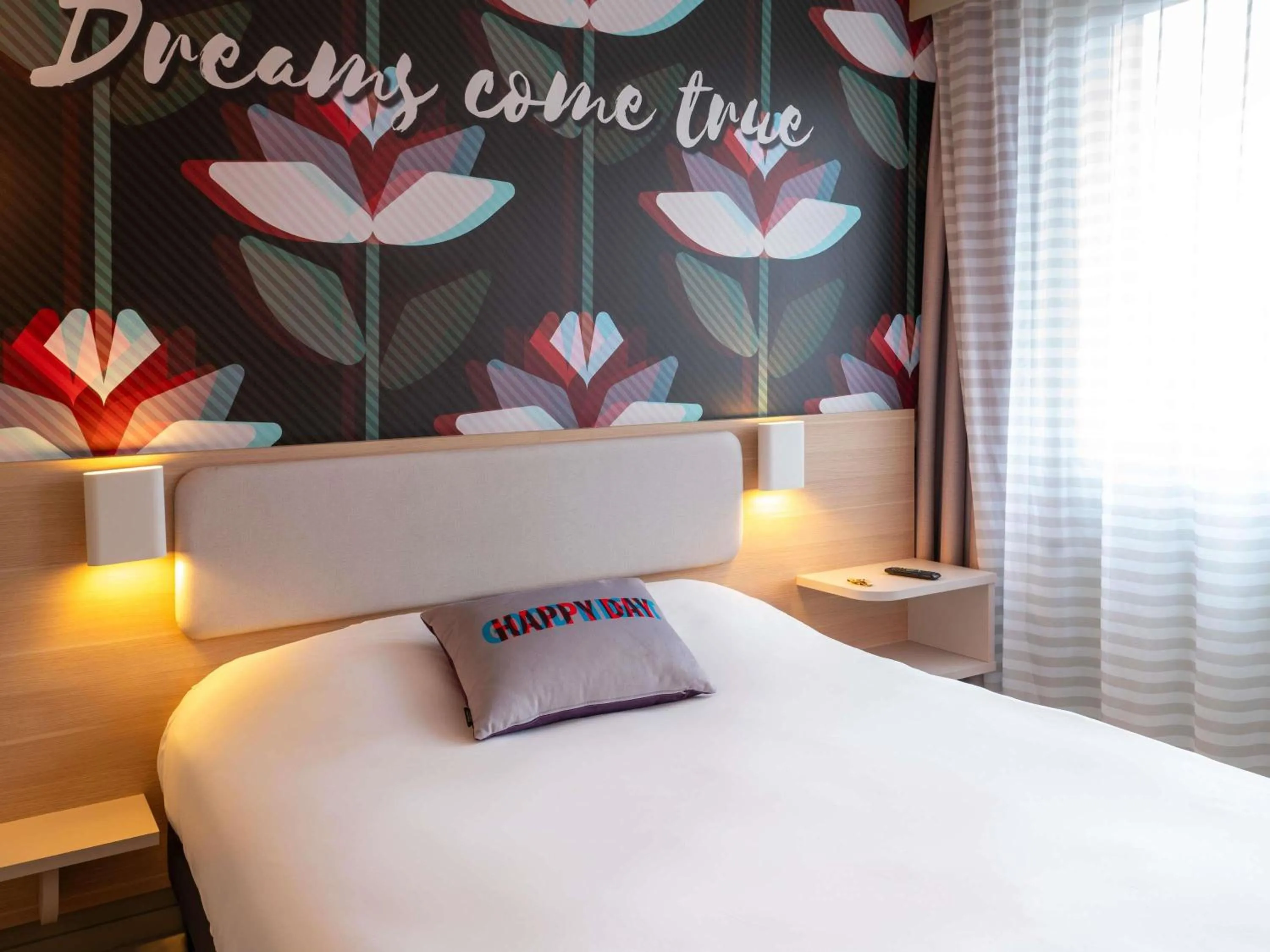 Bedroom, Bed in ibis Styles Bordeaux Centre Gare