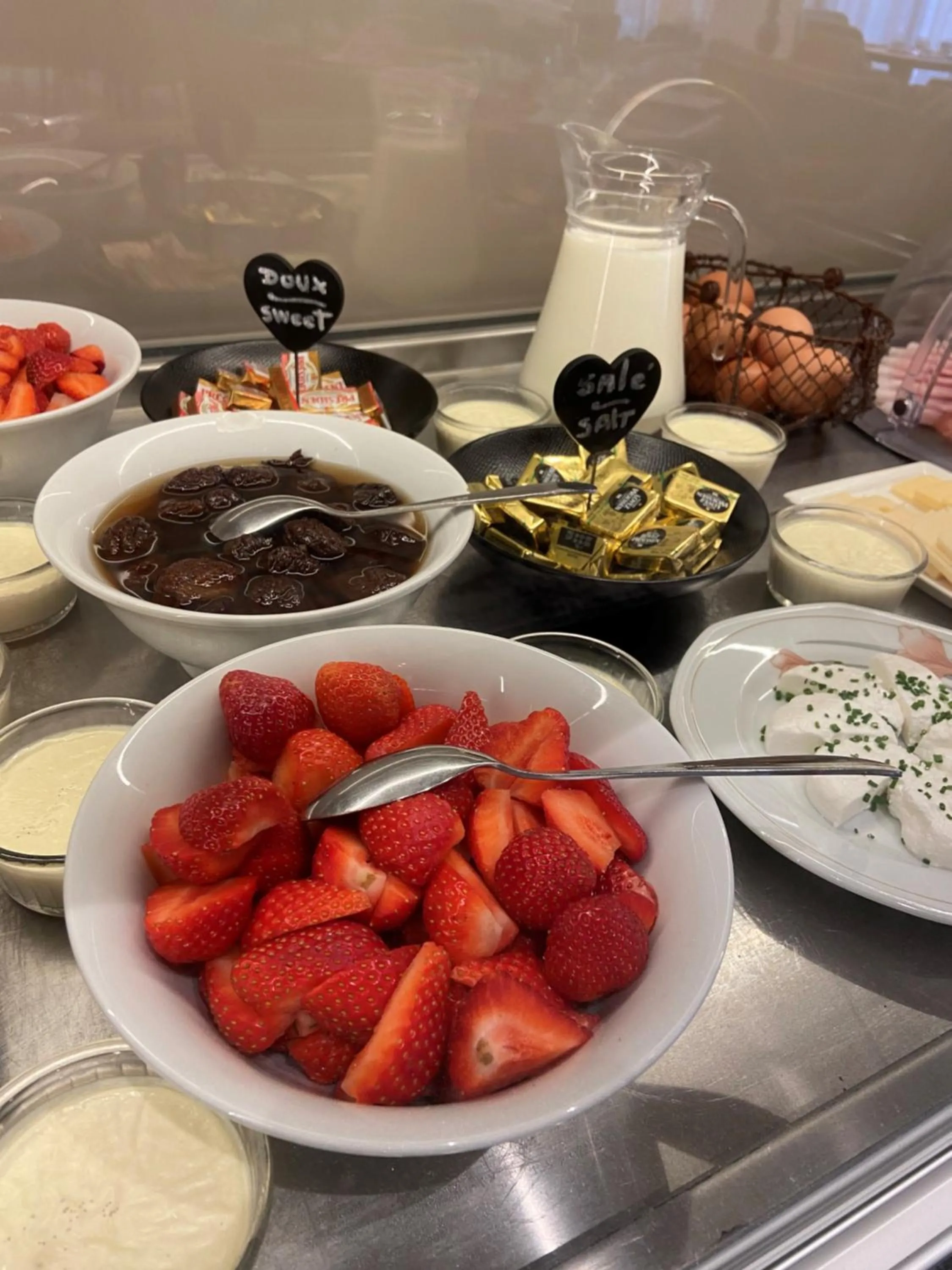 Buffet breakfast in Nouvel Hôtel du Commerce