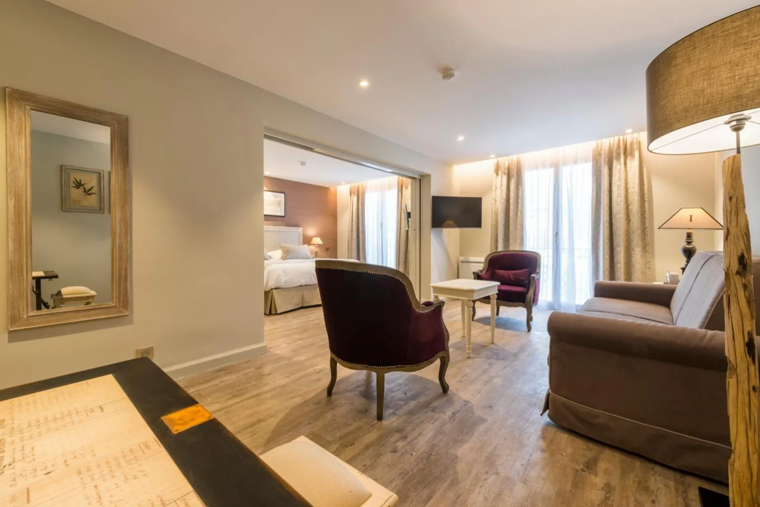 Communal lounge/ TV room in Nouvel Hôtel du Commerce