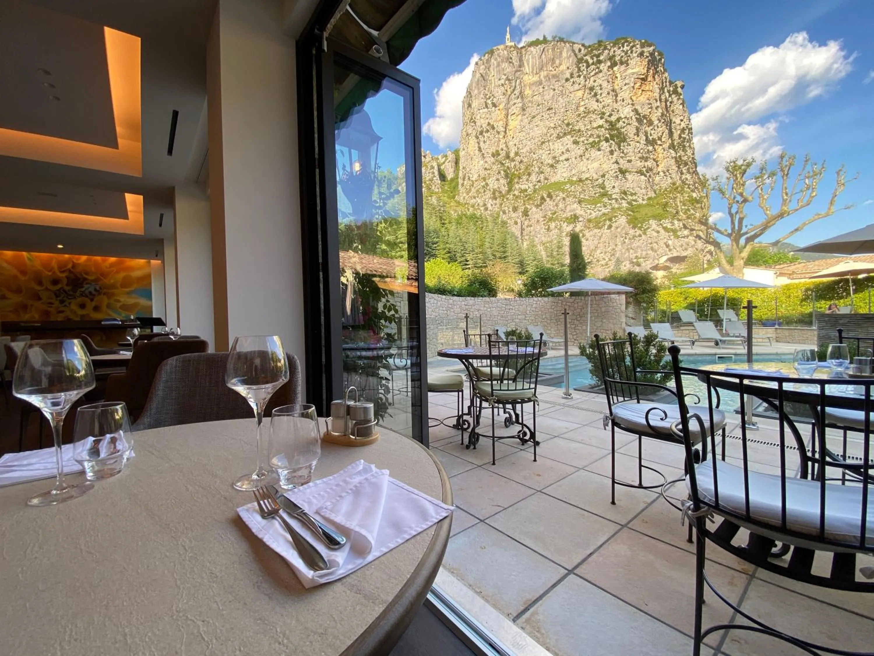 Restaurant/places to eat in Nouvel Hôtel du Commerce