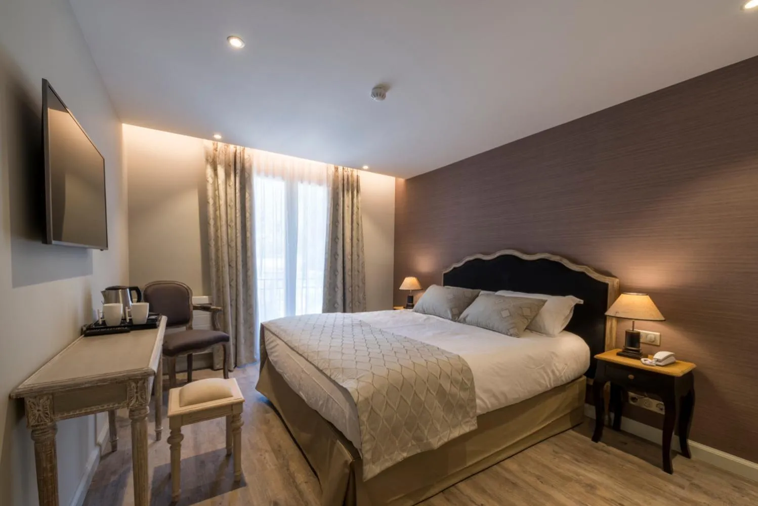 Photo of the whole room, Bed in Nouvel Hôtel du Commerce