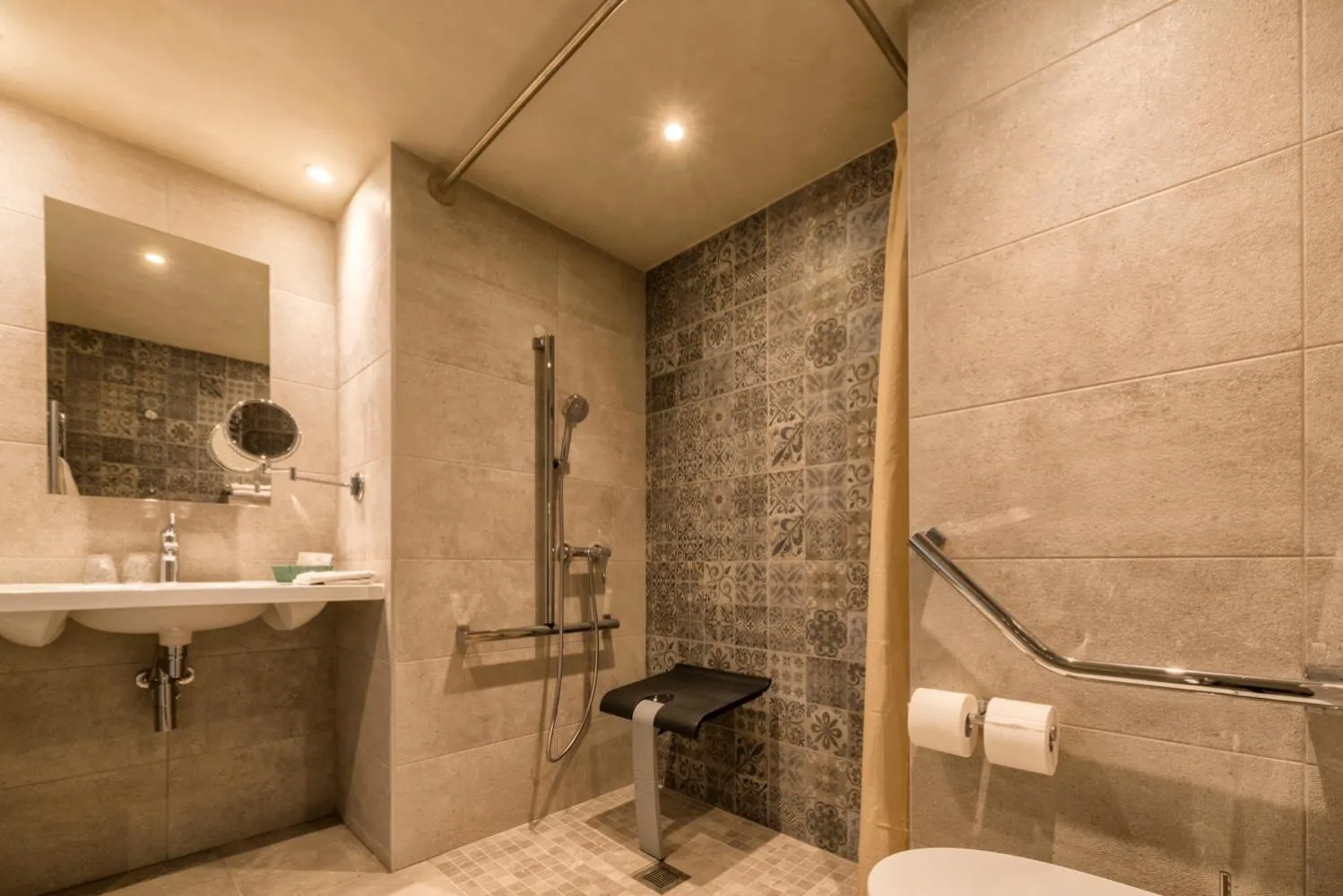 Shower in Nouvel Hôtel du Commerce