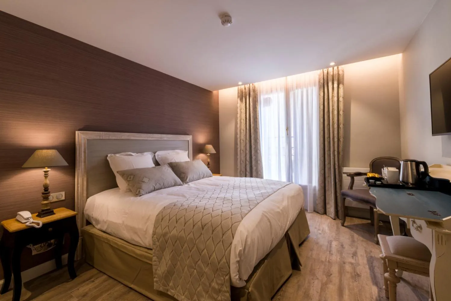 Property building, Bed in Nouvel Hôtel du Commerce