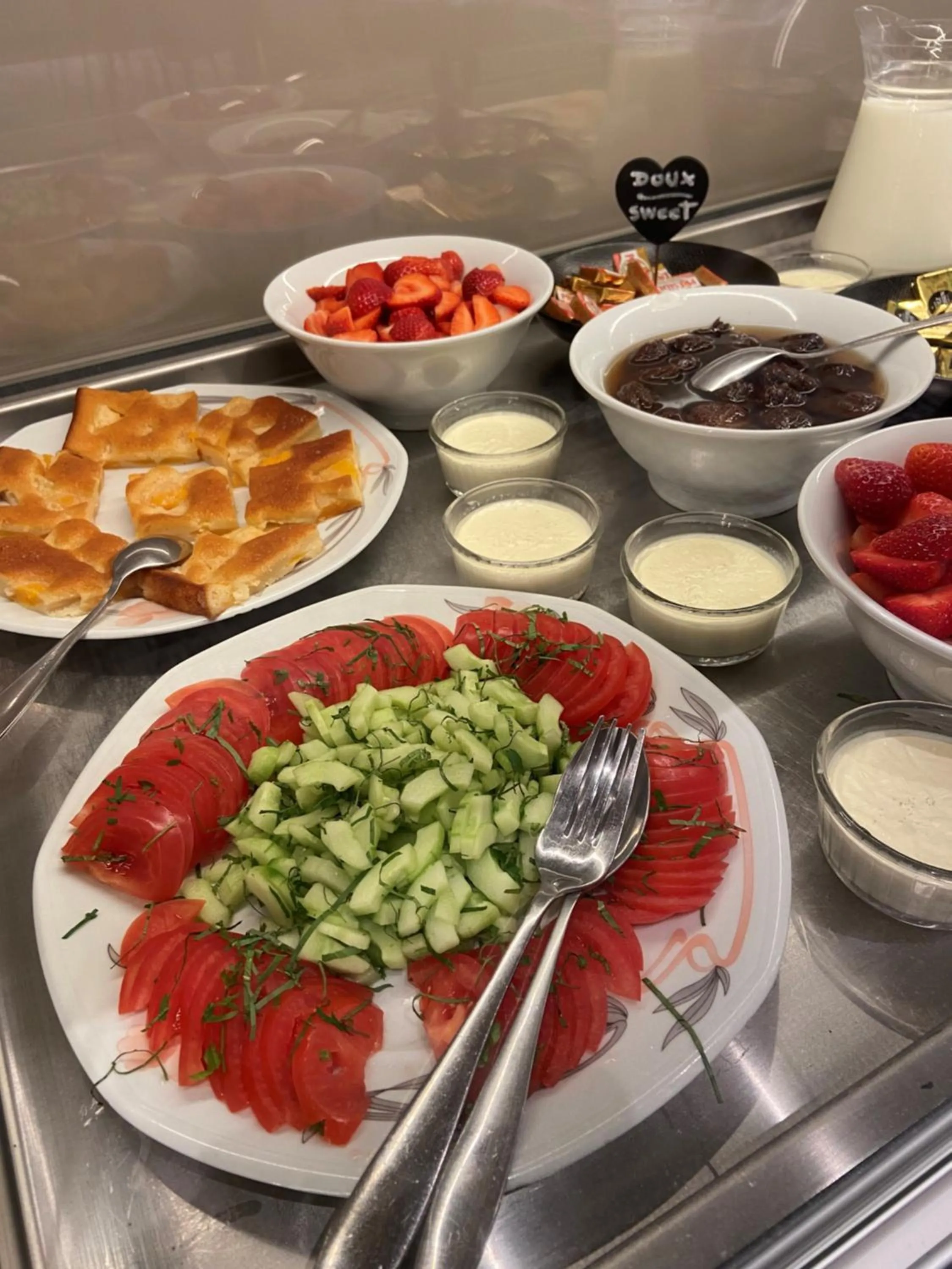 Buffet breakfast in Nouvel Hôtel du Commerce