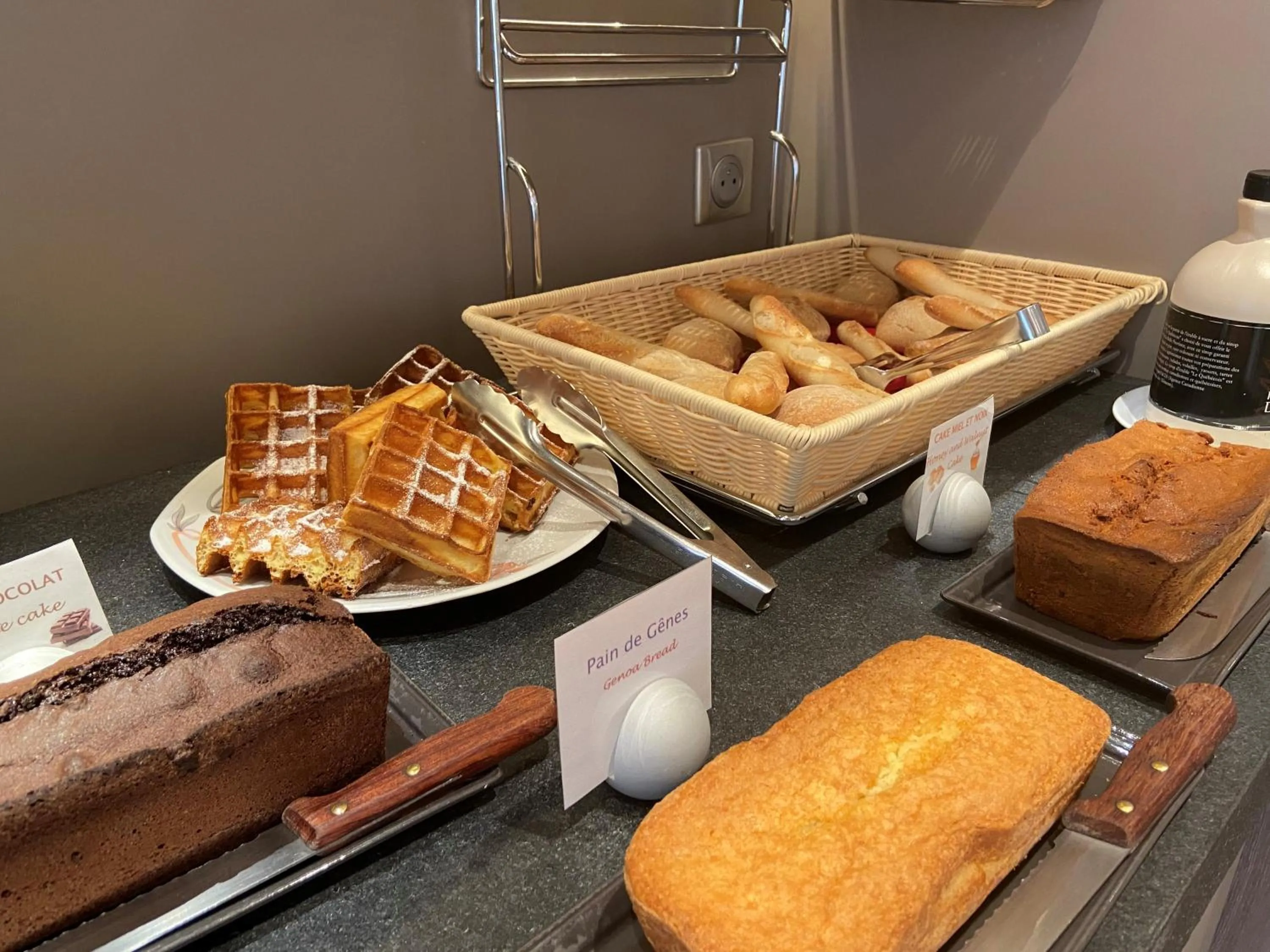 Buffet breakfast in Nouvel Hôtel du Commerce
