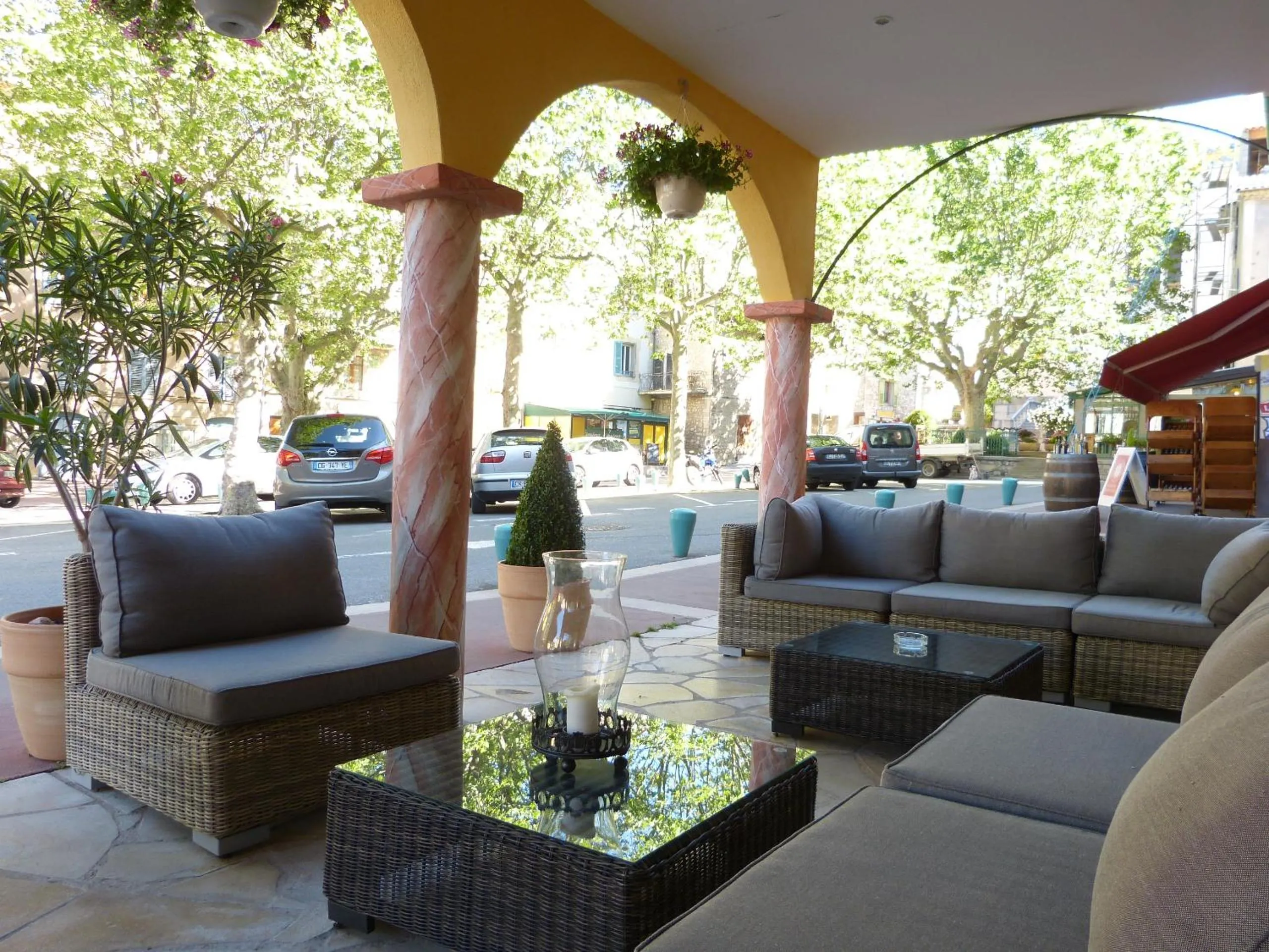 Patio in Nouvel Hôtel du Commerce