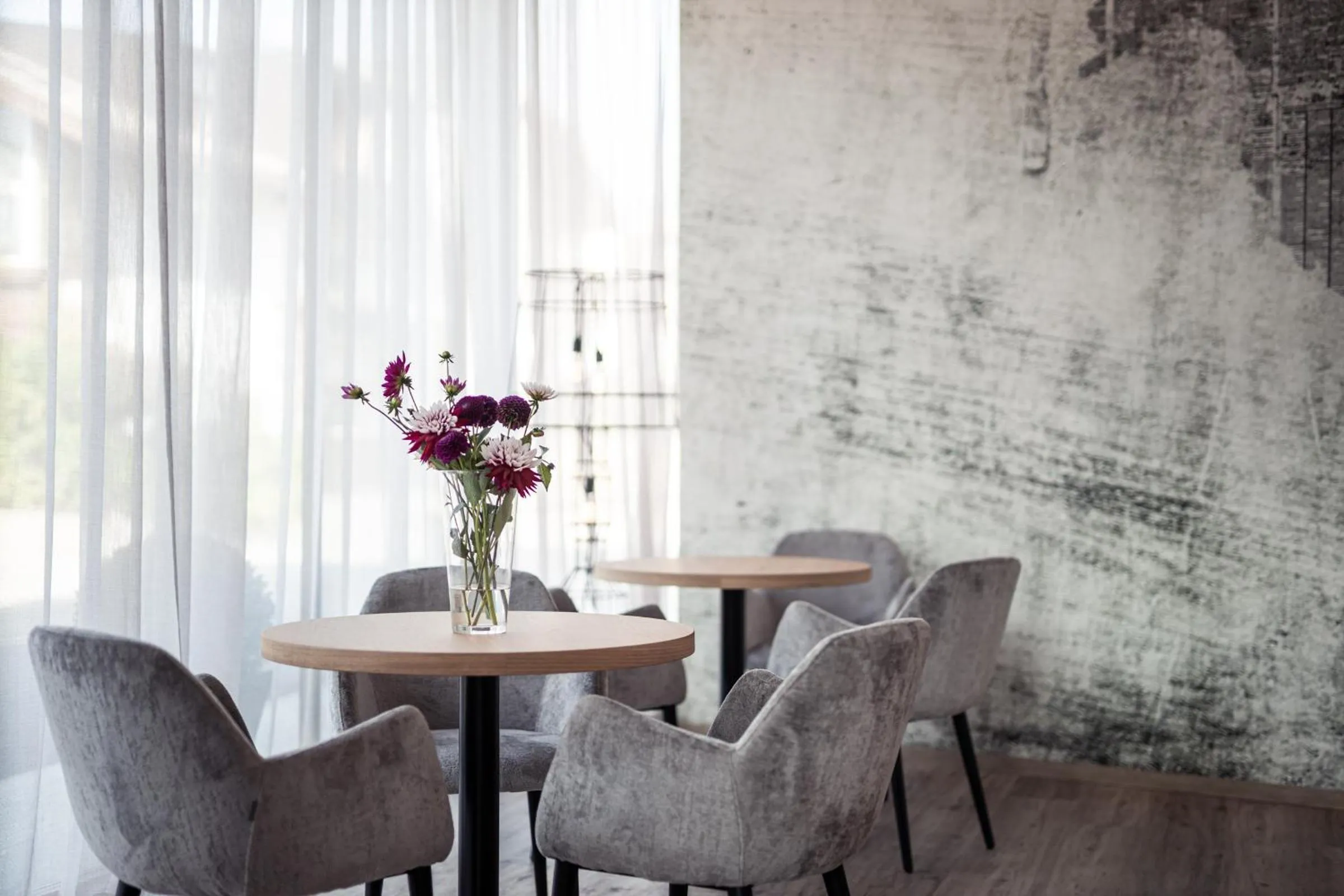 Communal lounge/ TV room in B&B Boutiquehotel Clara