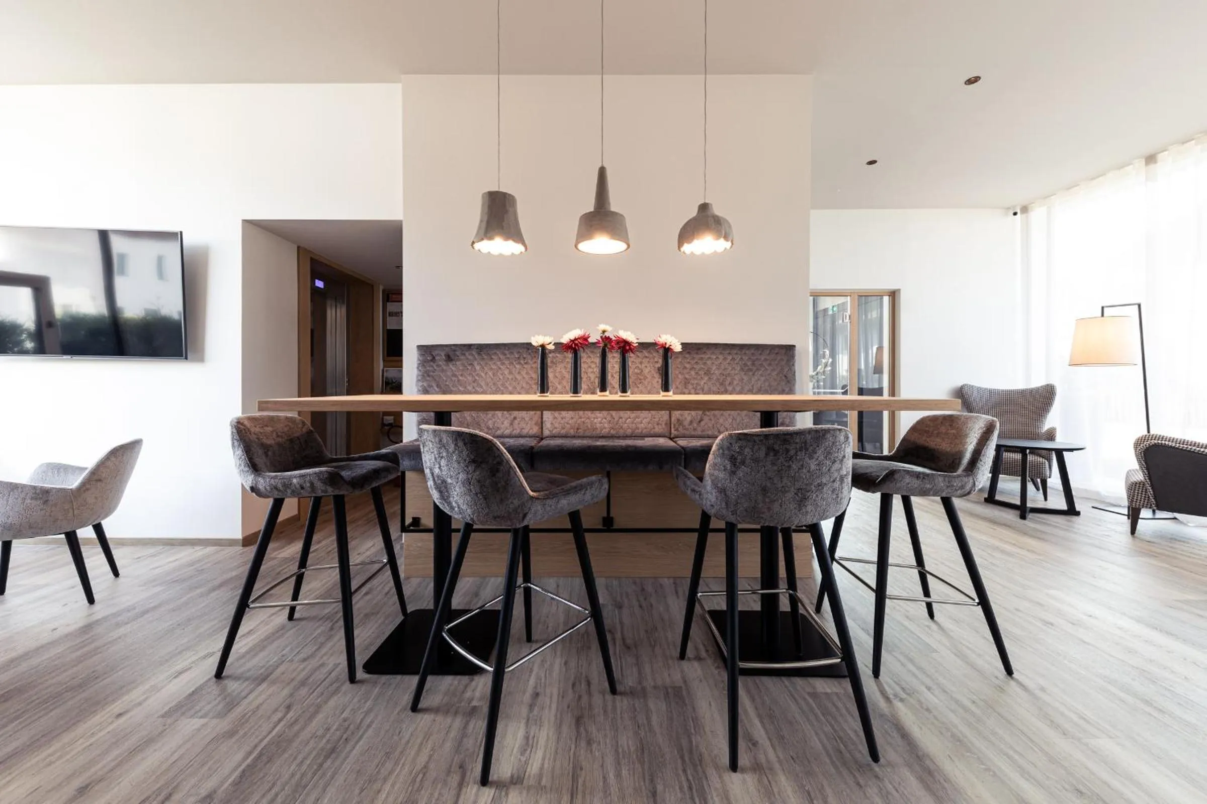 Communal lounge/ TV room in B&B Boutiquehotel Clara