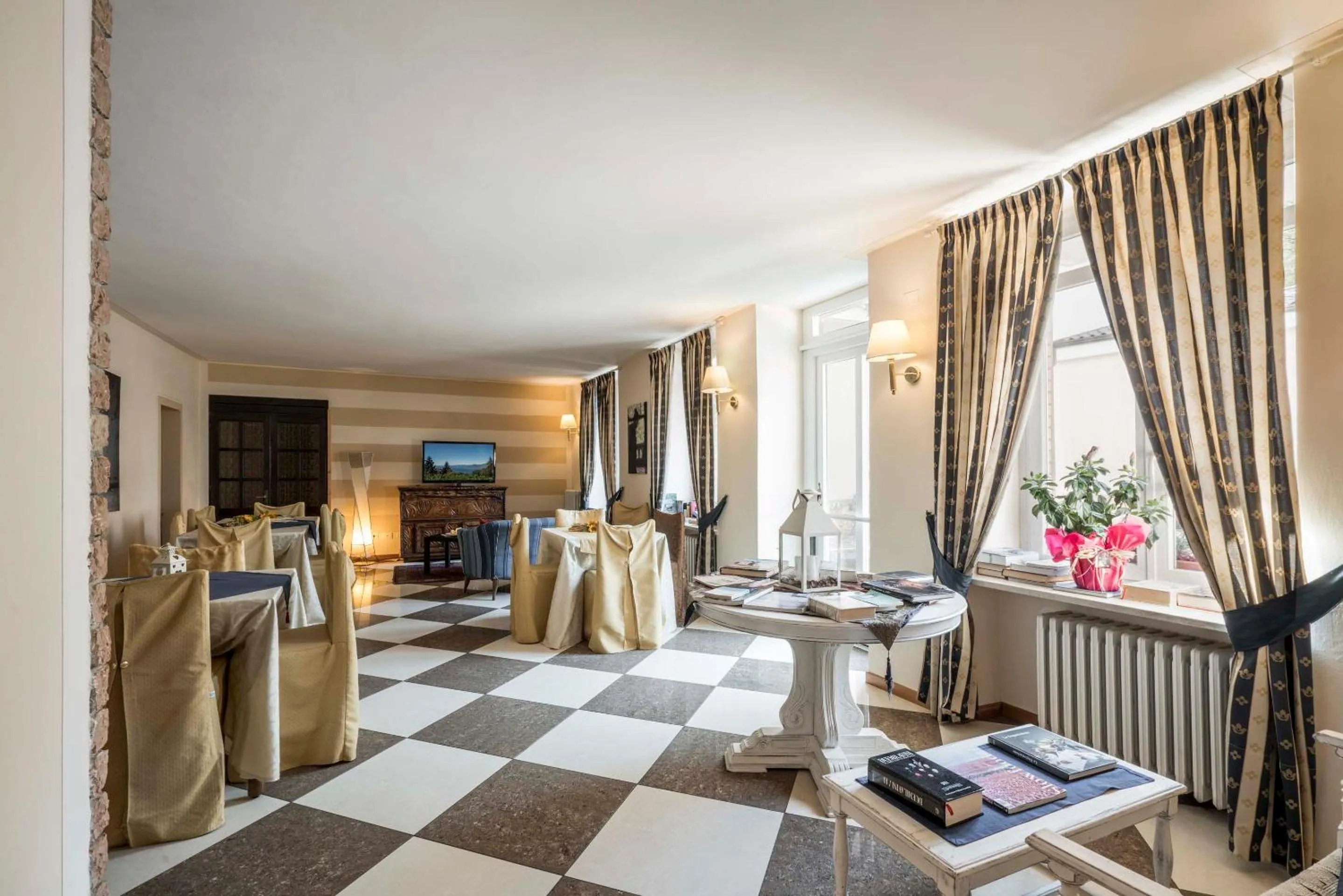 Communal lounge/ TV room in Hotel Bellavista