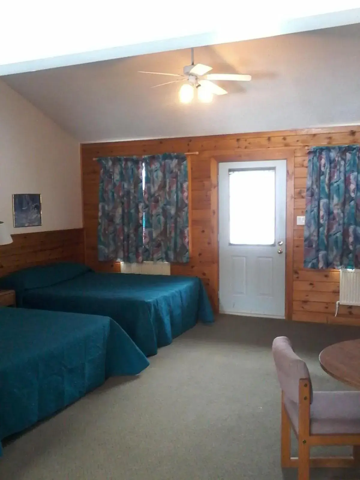 Queen Suite with Pool and Lake View - single occupancy - Pet Friendly in Quiet Bay Inn & Café Queen Suite with Pool and Lake View - single occupancy - Pet Friendly in Quiet Bay Inn & Café