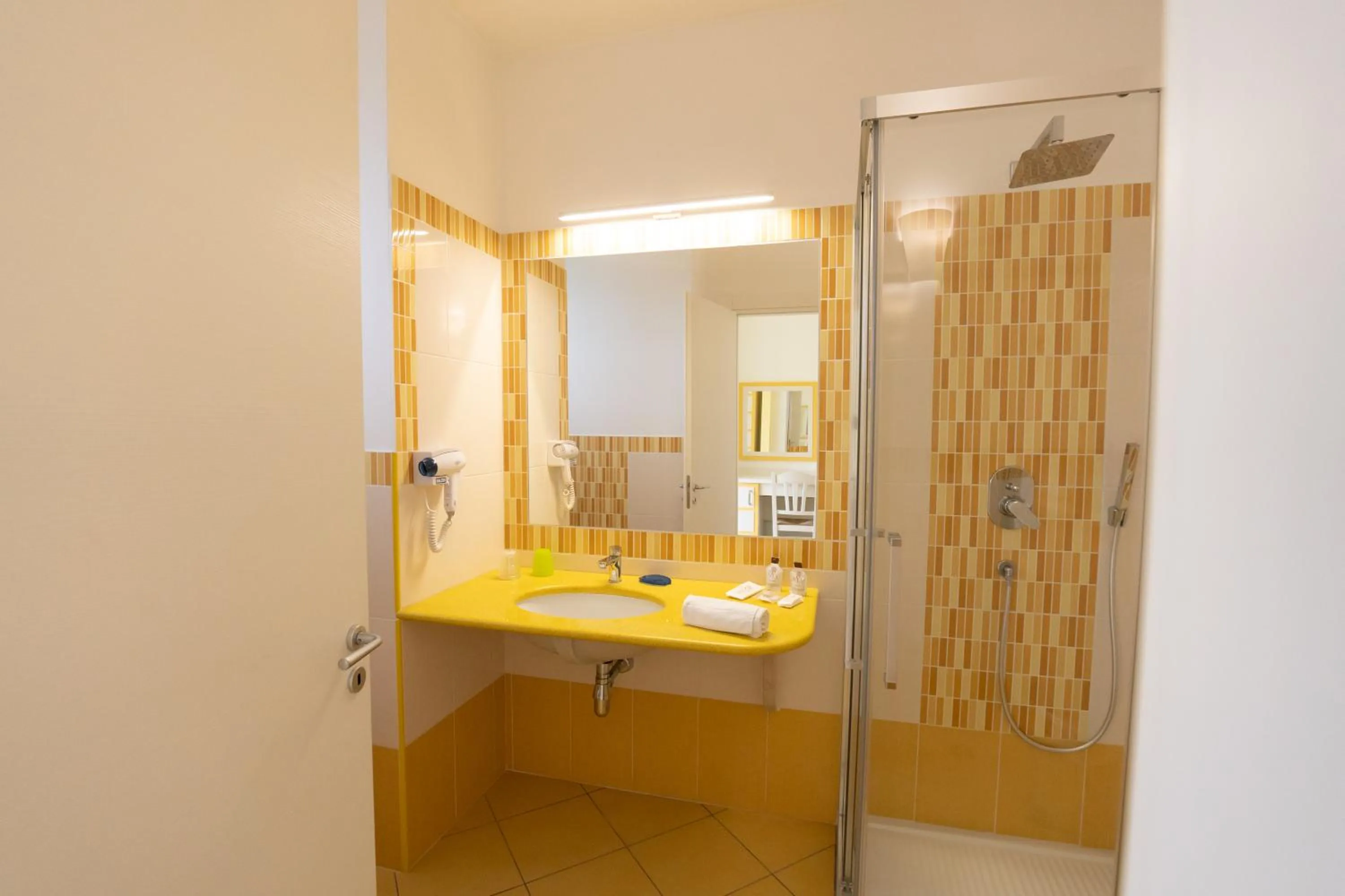 Shower in Hotel Baia Di Trainiti