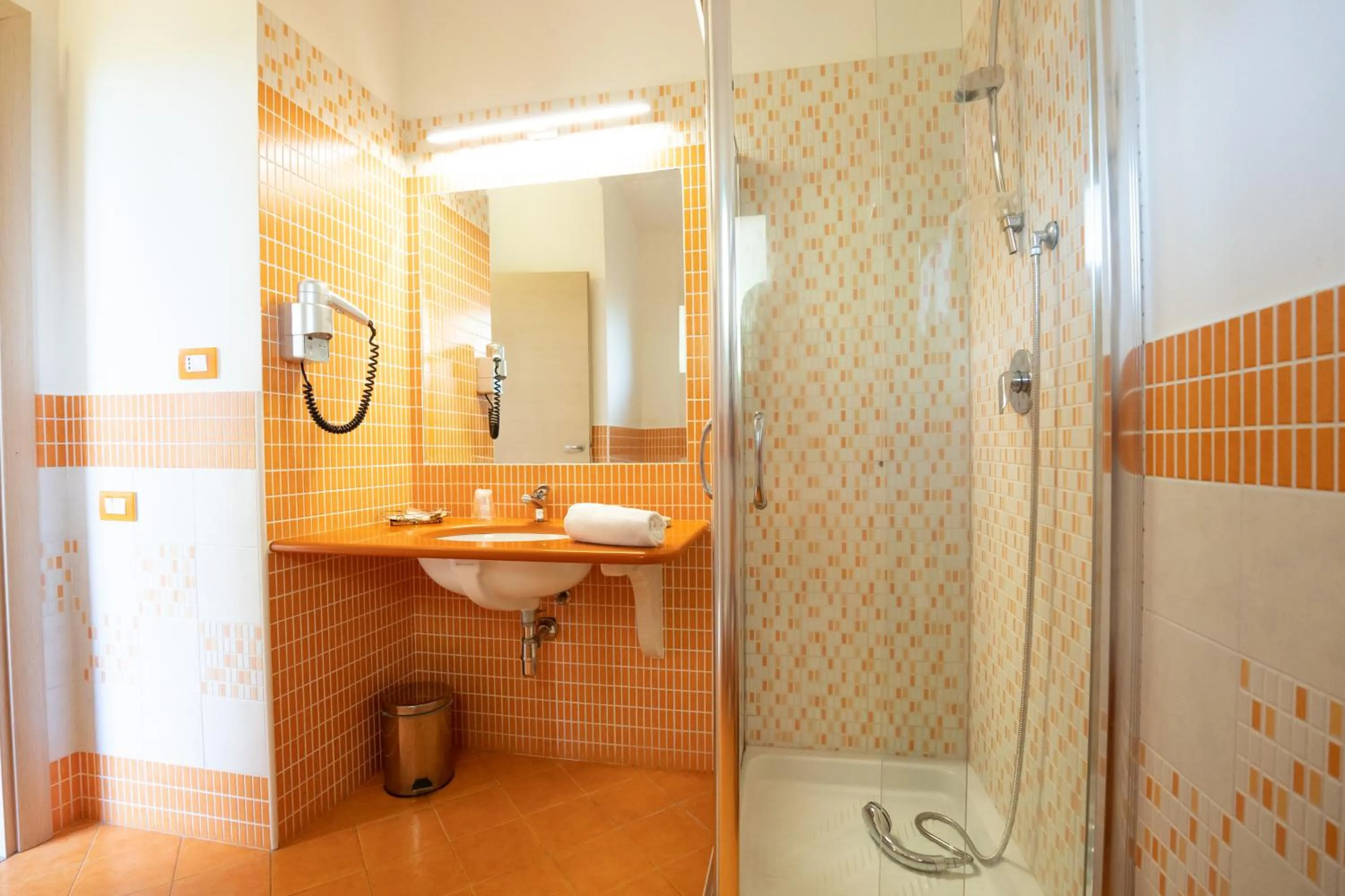 Shower in Hotel Baia Di Trainiti