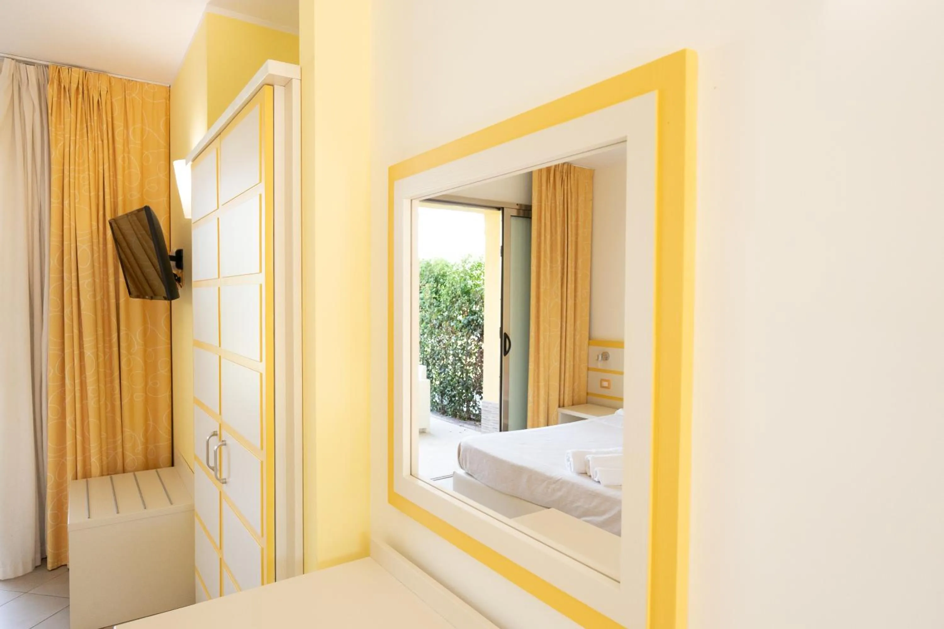 TV and multimedia, Bed in Hotel Baia Di Trainiti