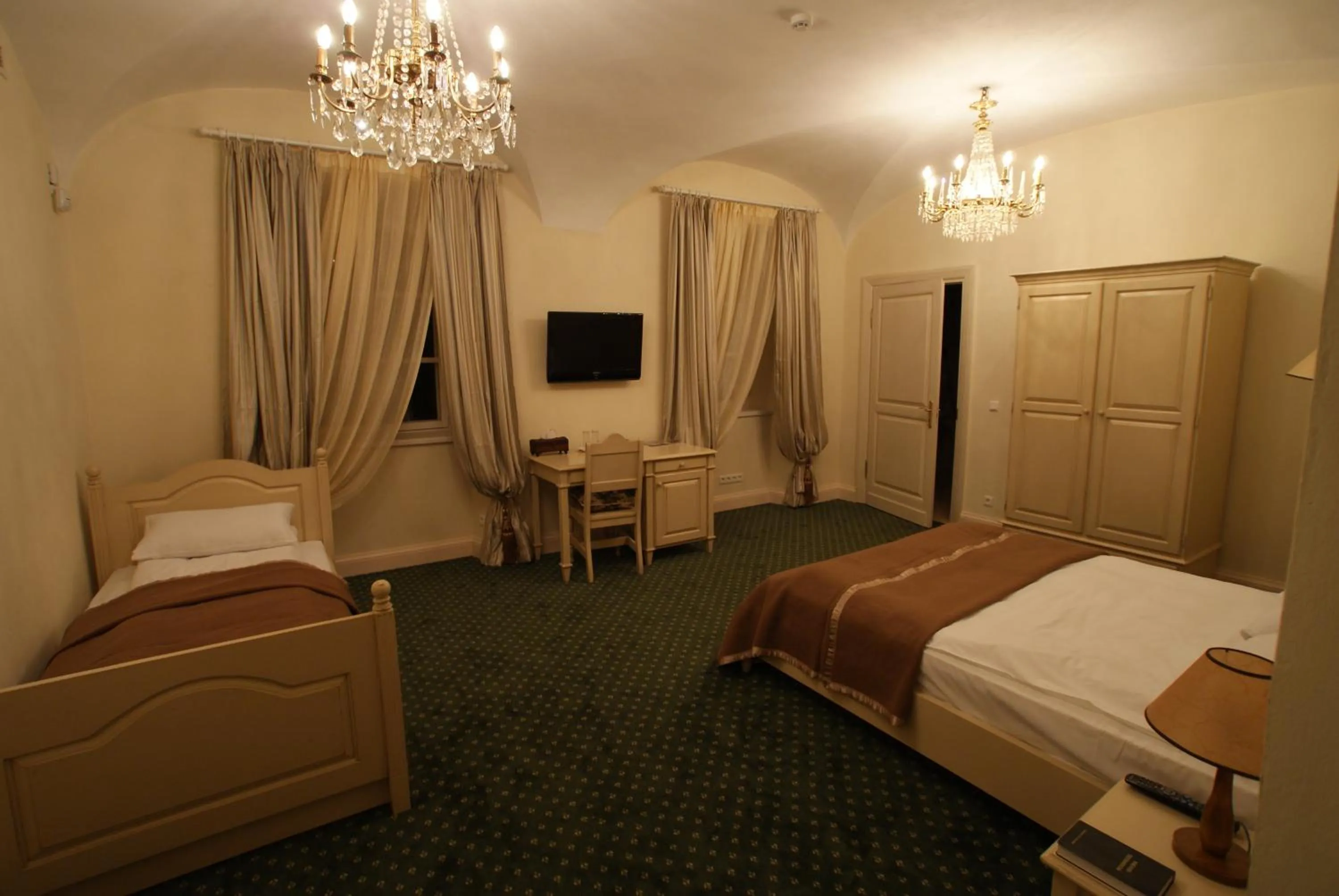 Bed in Bistrampolis Manor