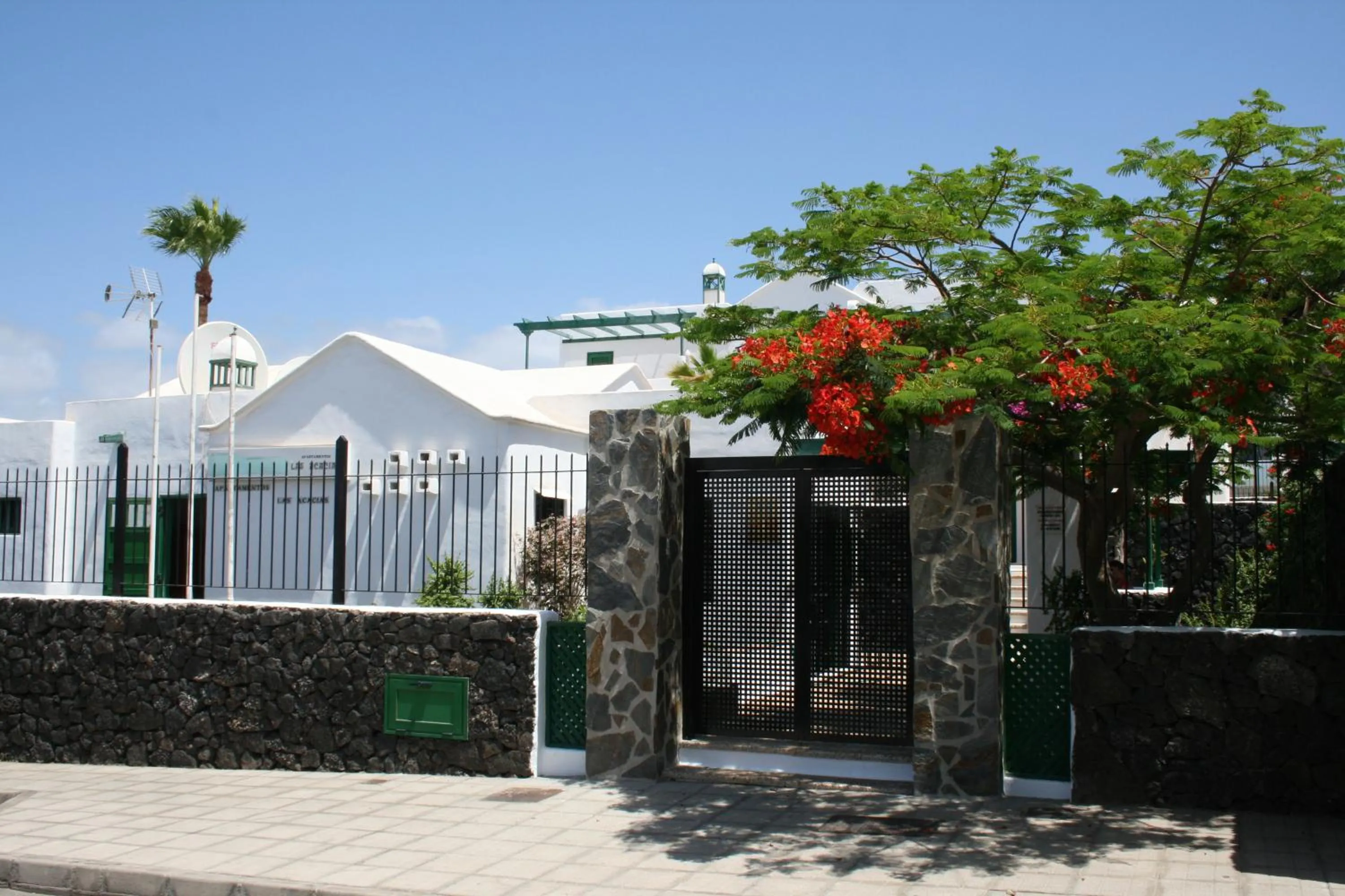 Property building in Apartamentos las Acacias