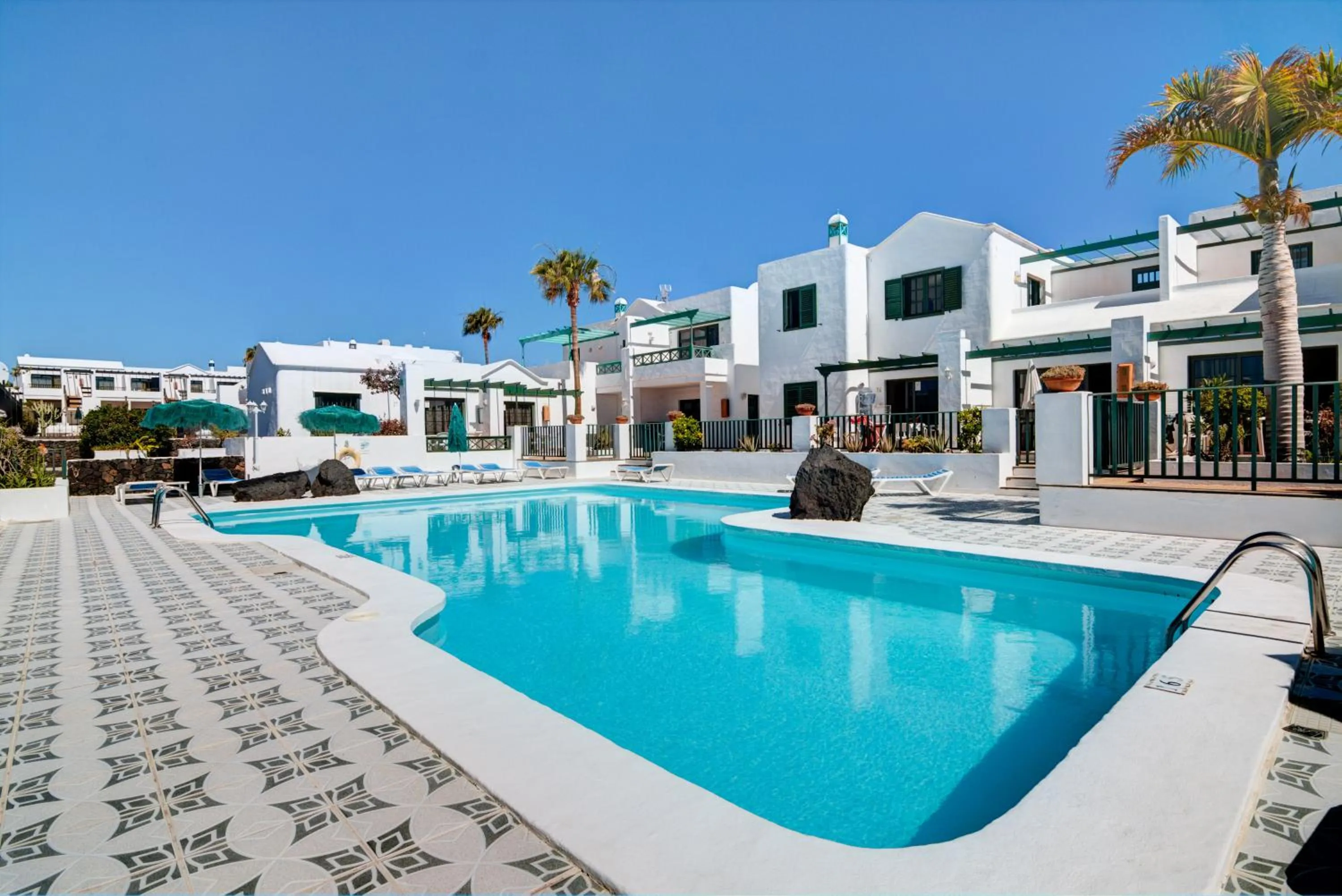 Swimming pool in Apartamentos las Acacias