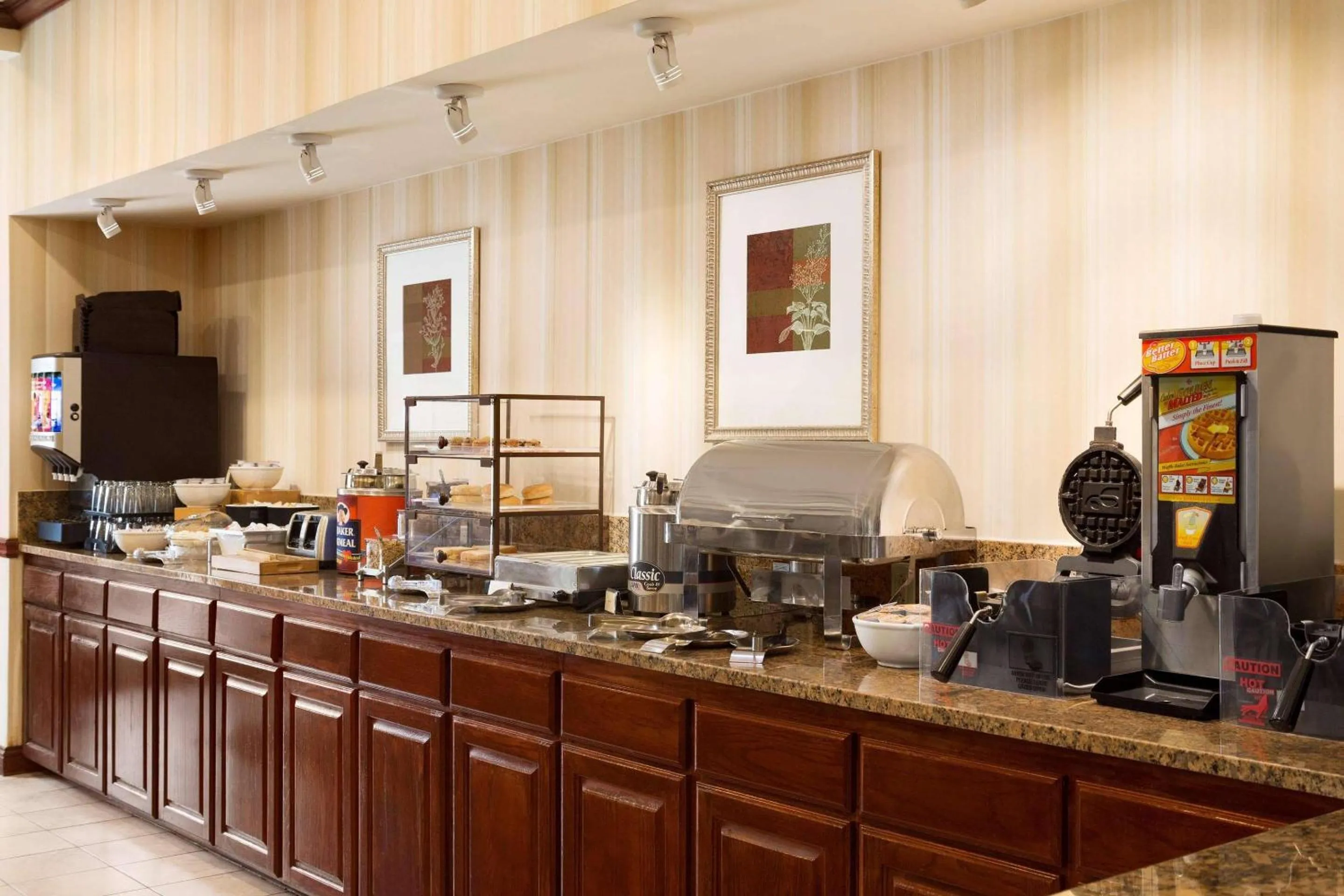 Breakfast in Country Inn & Suites by Radisson, Conway, AR