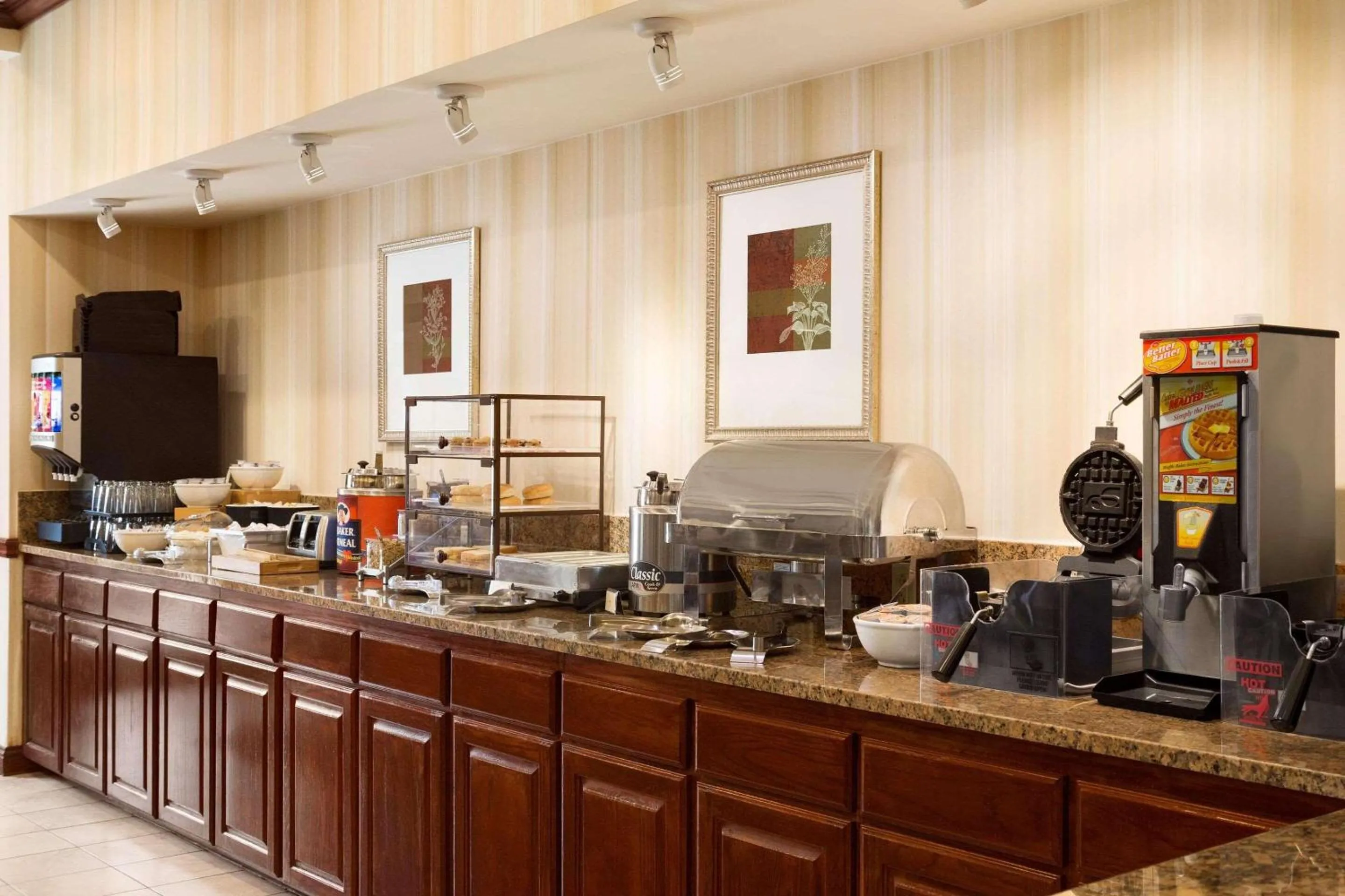 Breakfast in Country Inn & Suites by Radisson, Conway, AR