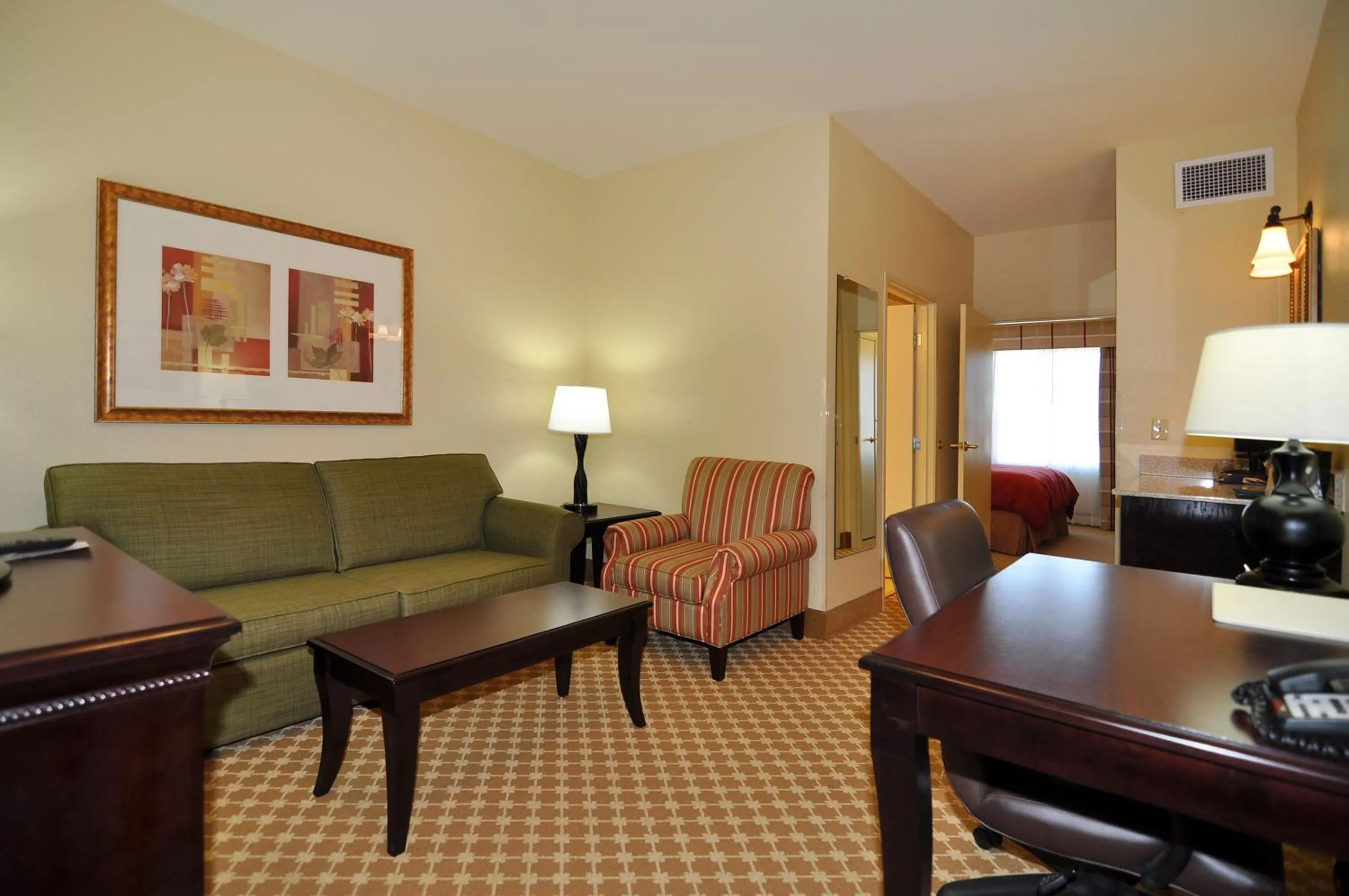 Living room in Country Inn & Suites by Radisson, Conway, AR