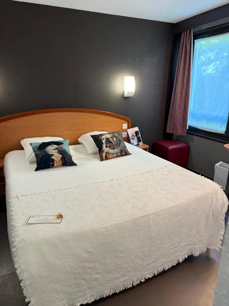 Photo of the whole room, Bed in Brit Hotel Besancon l'Horloge