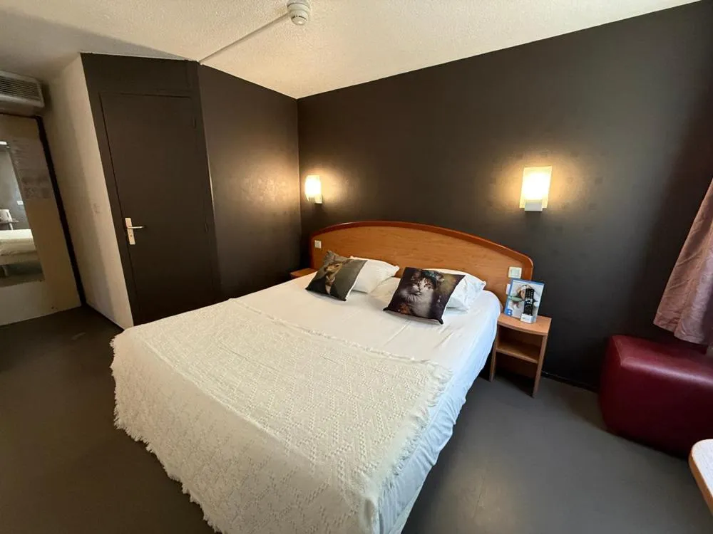 Photo of the whole room, Bed in Brit Hotel Besancon l'Horloge