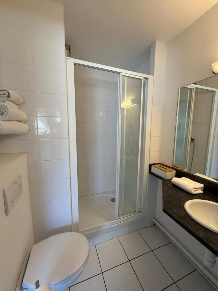 Bathroom in Brit Hotel Besancon l'Horloge