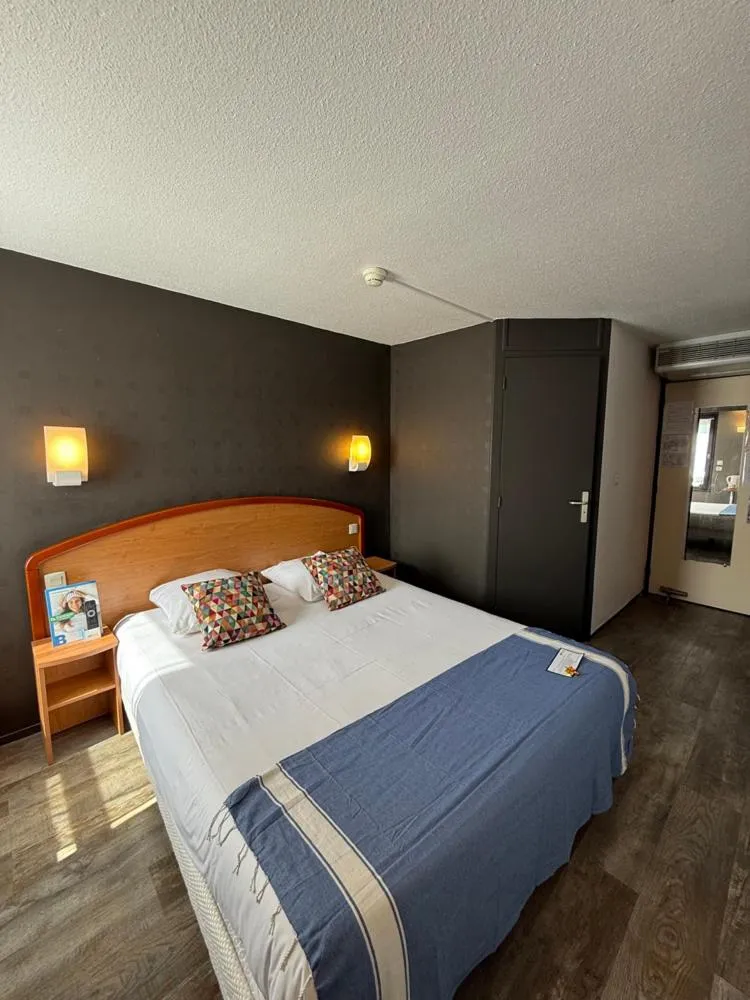 Photo of the whole room, Bed in Brit Hotel Besancon l'Horloge