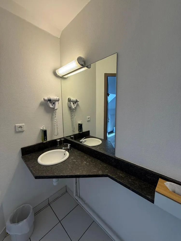 Bathroom in Brit Hotel Besancon l'Horloge