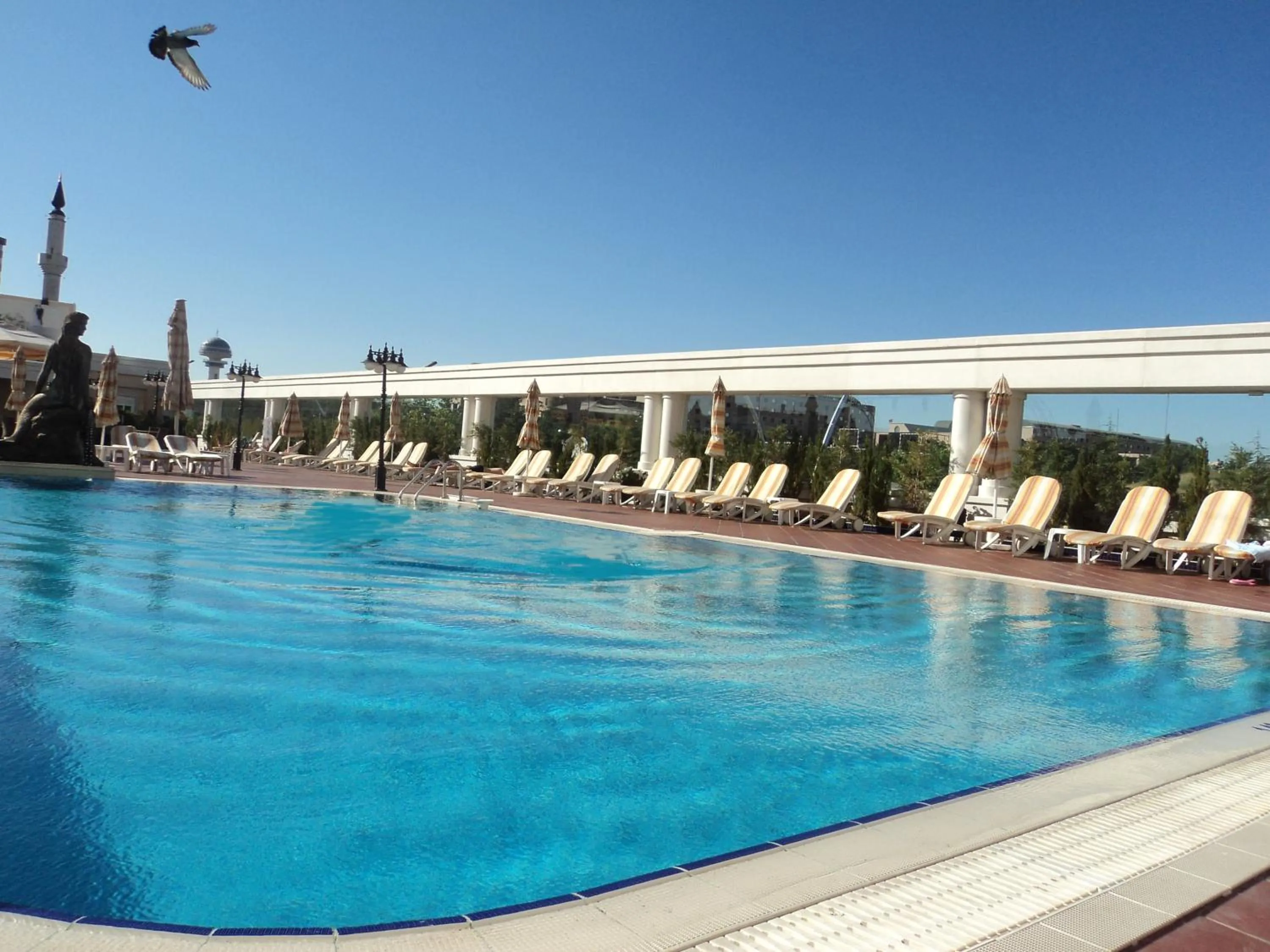 Swimming pool in Buyukhanli Park Hotel