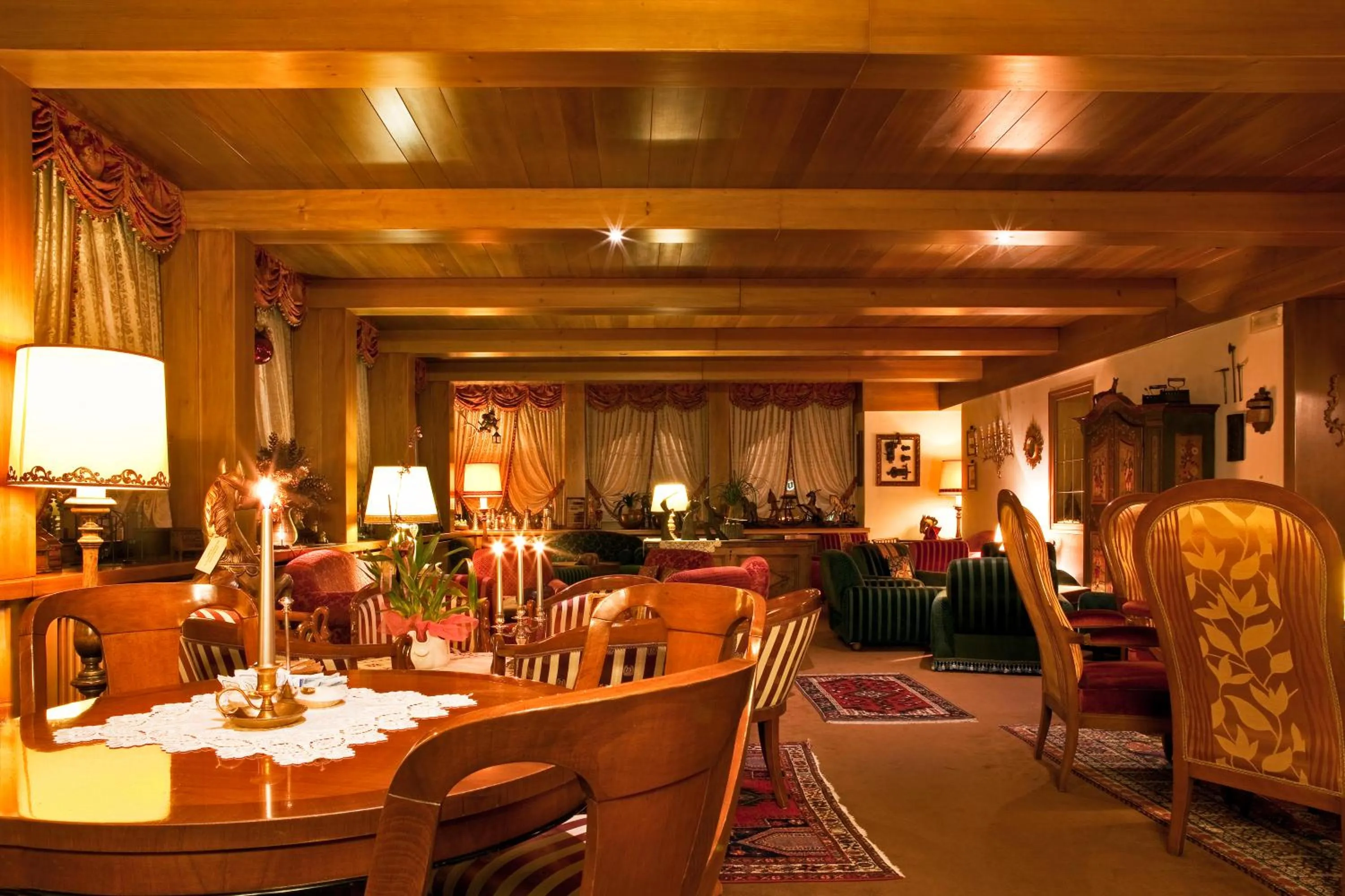 Library in Hotel Regina