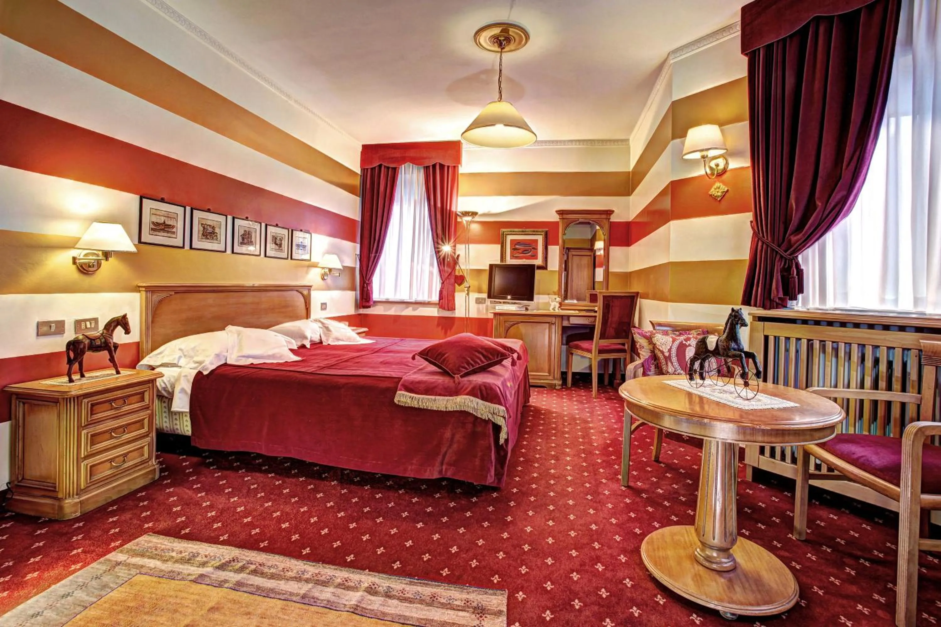 Shower, Bed in Hotel Regina