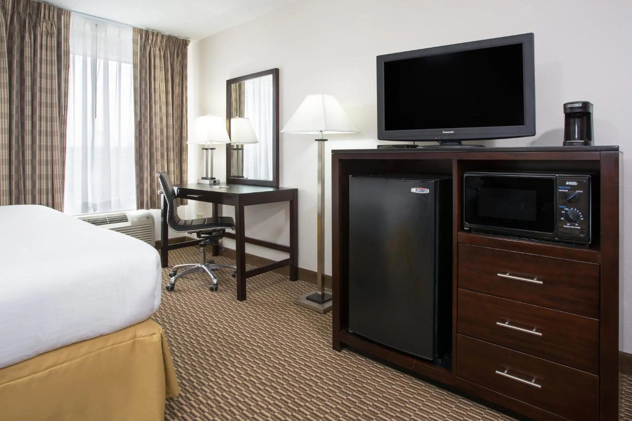 Photo of the whole room, Bed in Holiday Inn Express Lexington Southwest Nicholasville by IHG