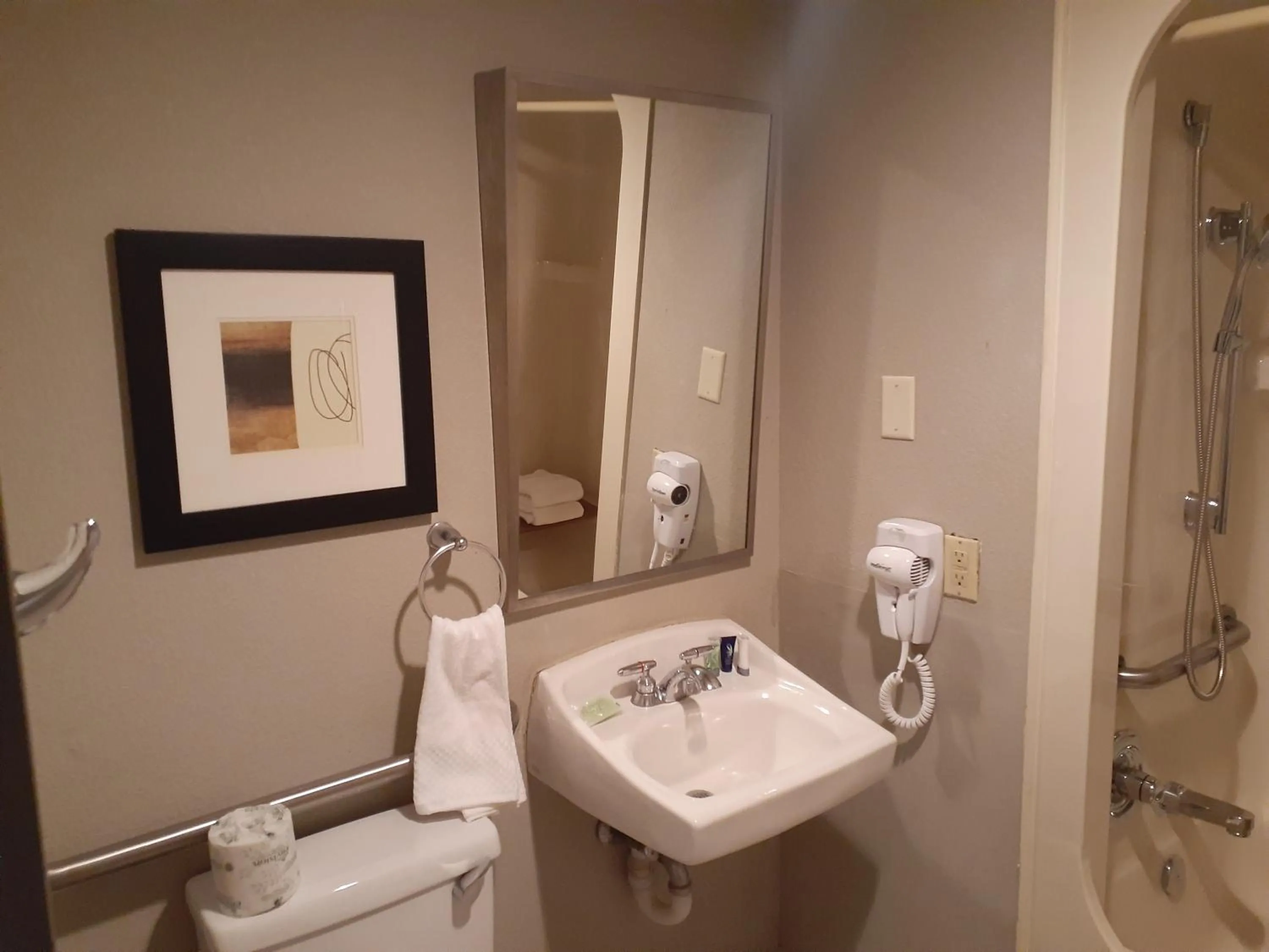 Bathroom in Independent SPHC BWI Suites