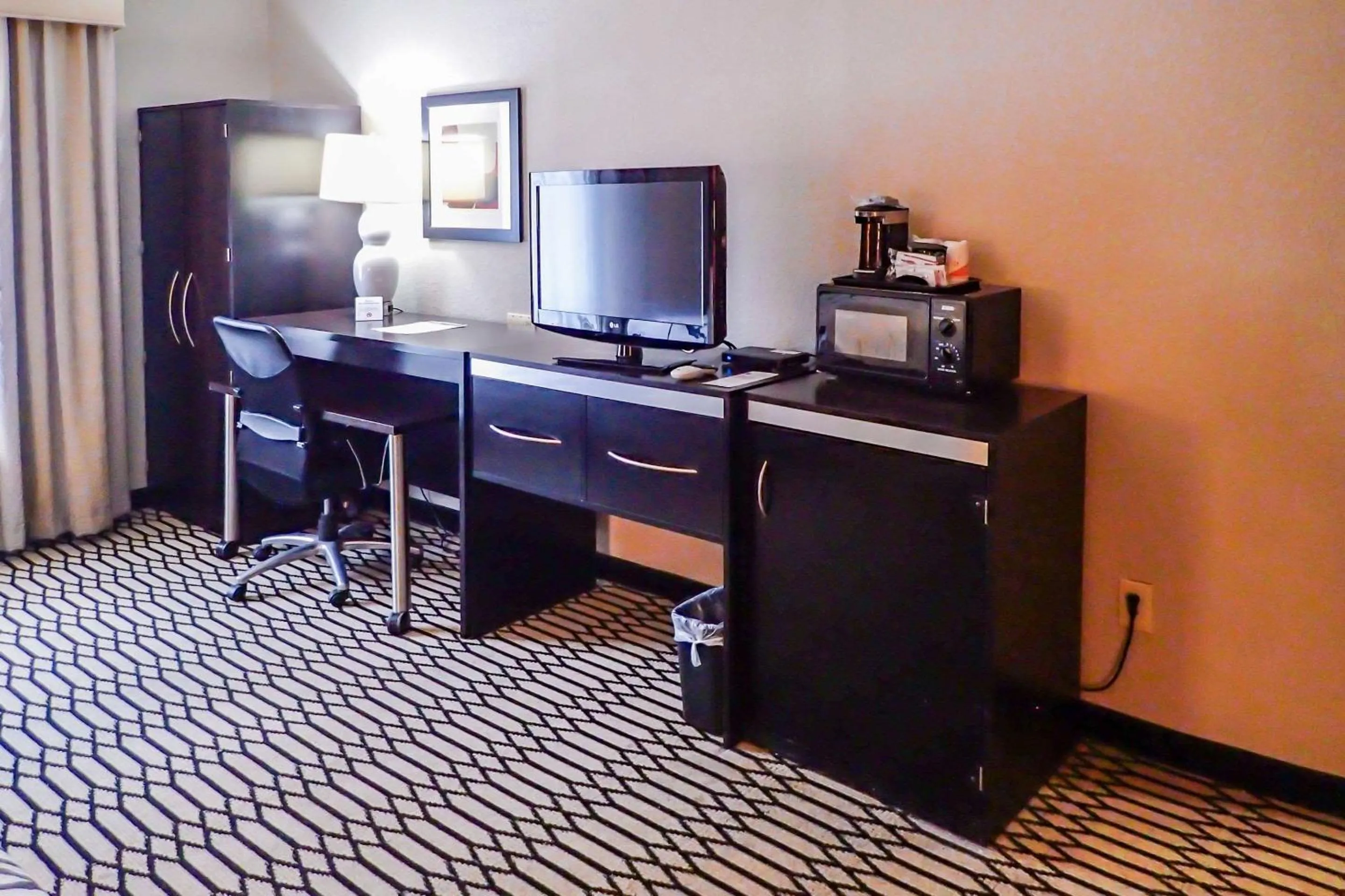 Photo of the whole room in Independent SPHC BWI Suites