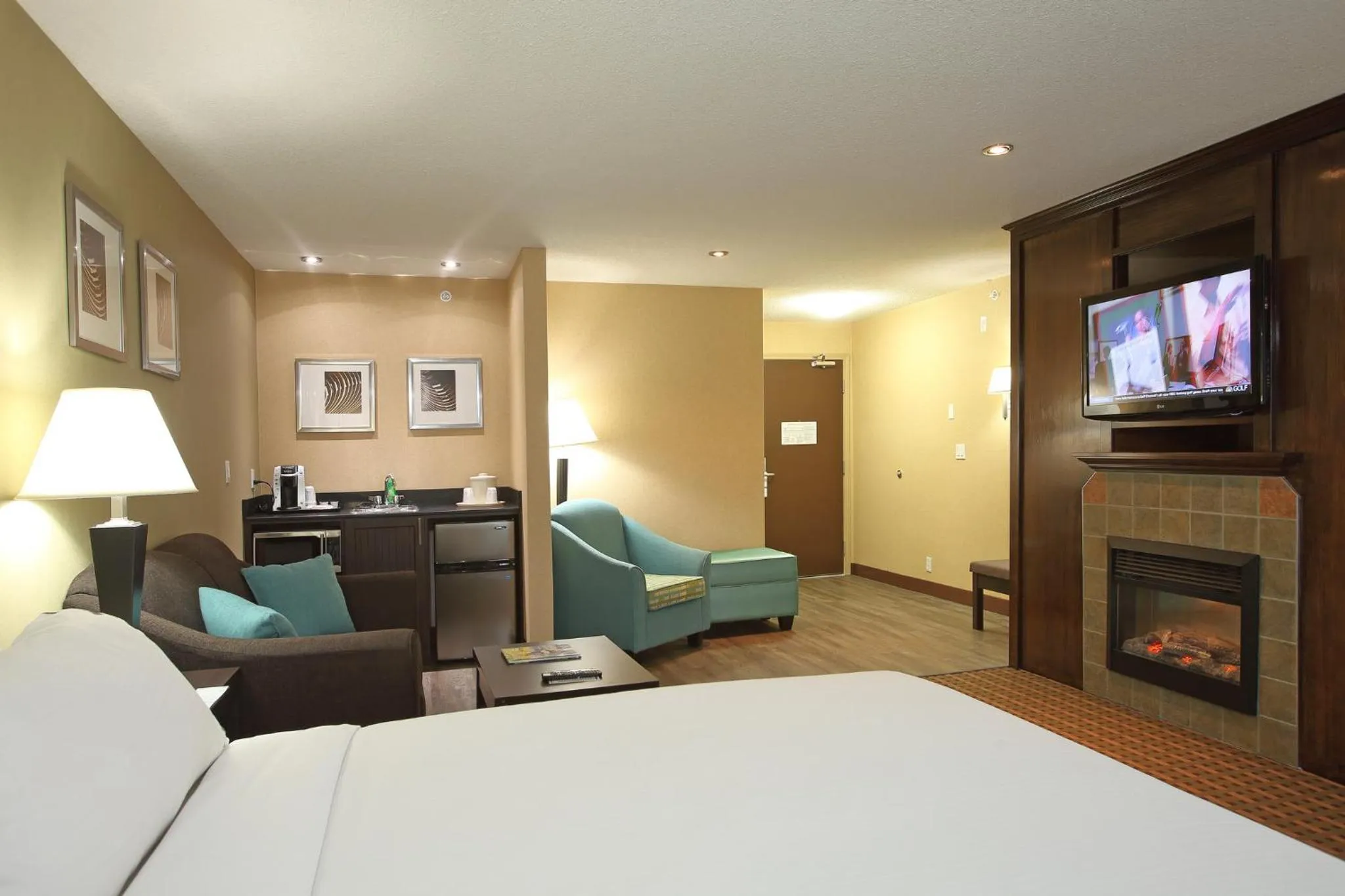 Photo of the whole room, Bed in Holiday Inn Express Hotel & Suites Vernon by IHG