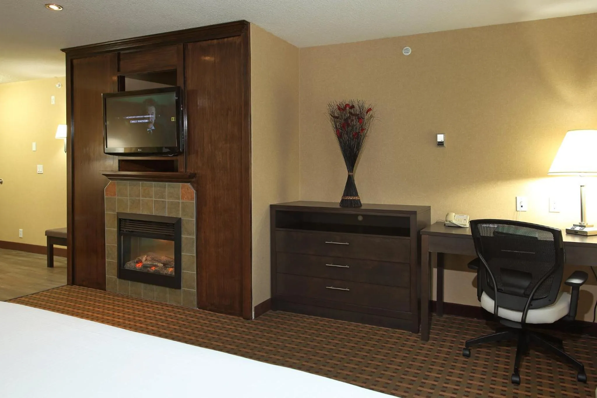 Photo of the whole room, Bed in Holiday Inn Express Hotel & Suites Vernon by IHG