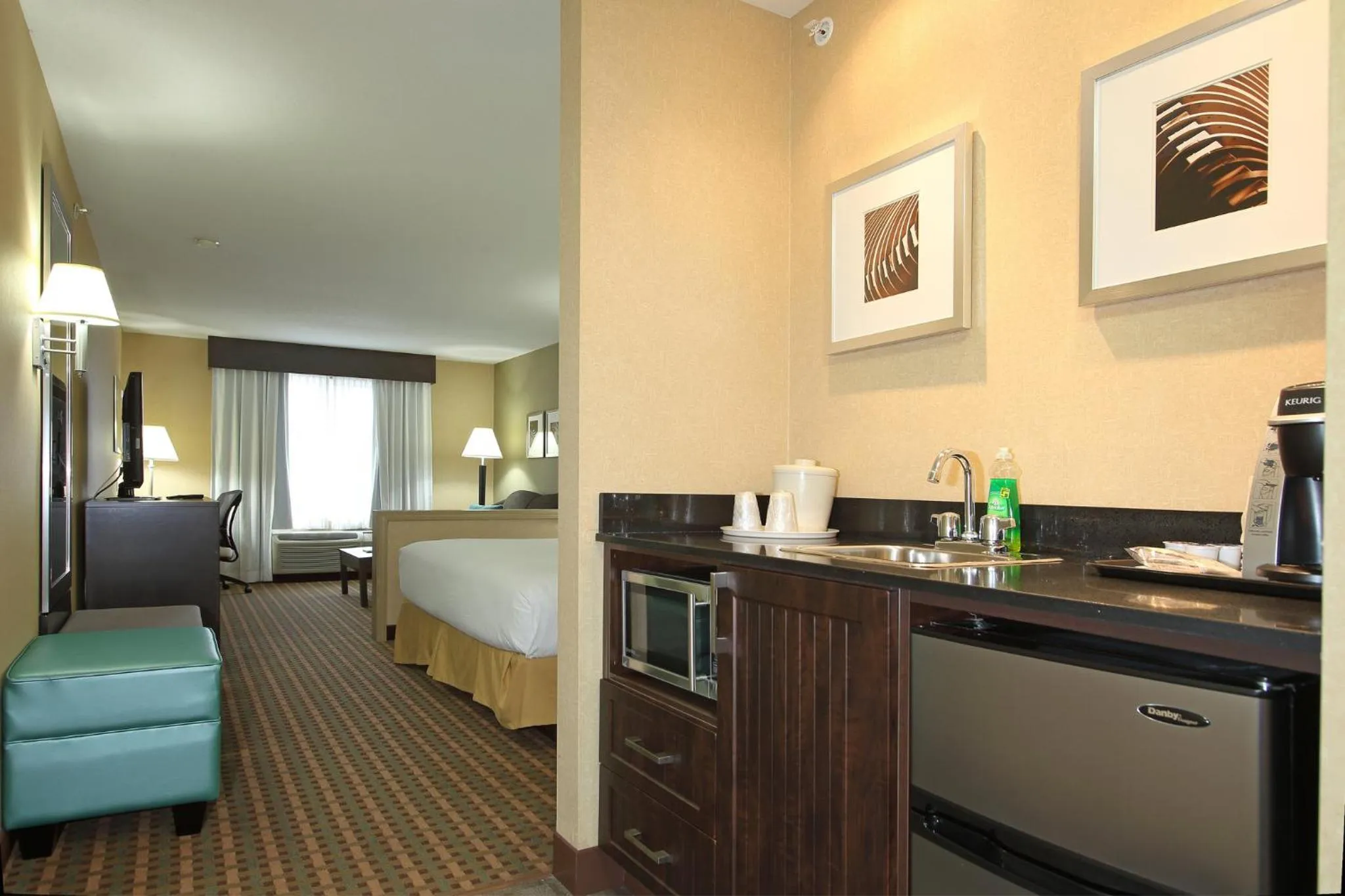 Photo of the whole room, Bed in Holiday Inn Express Hotel & Suites Vernon by IHG