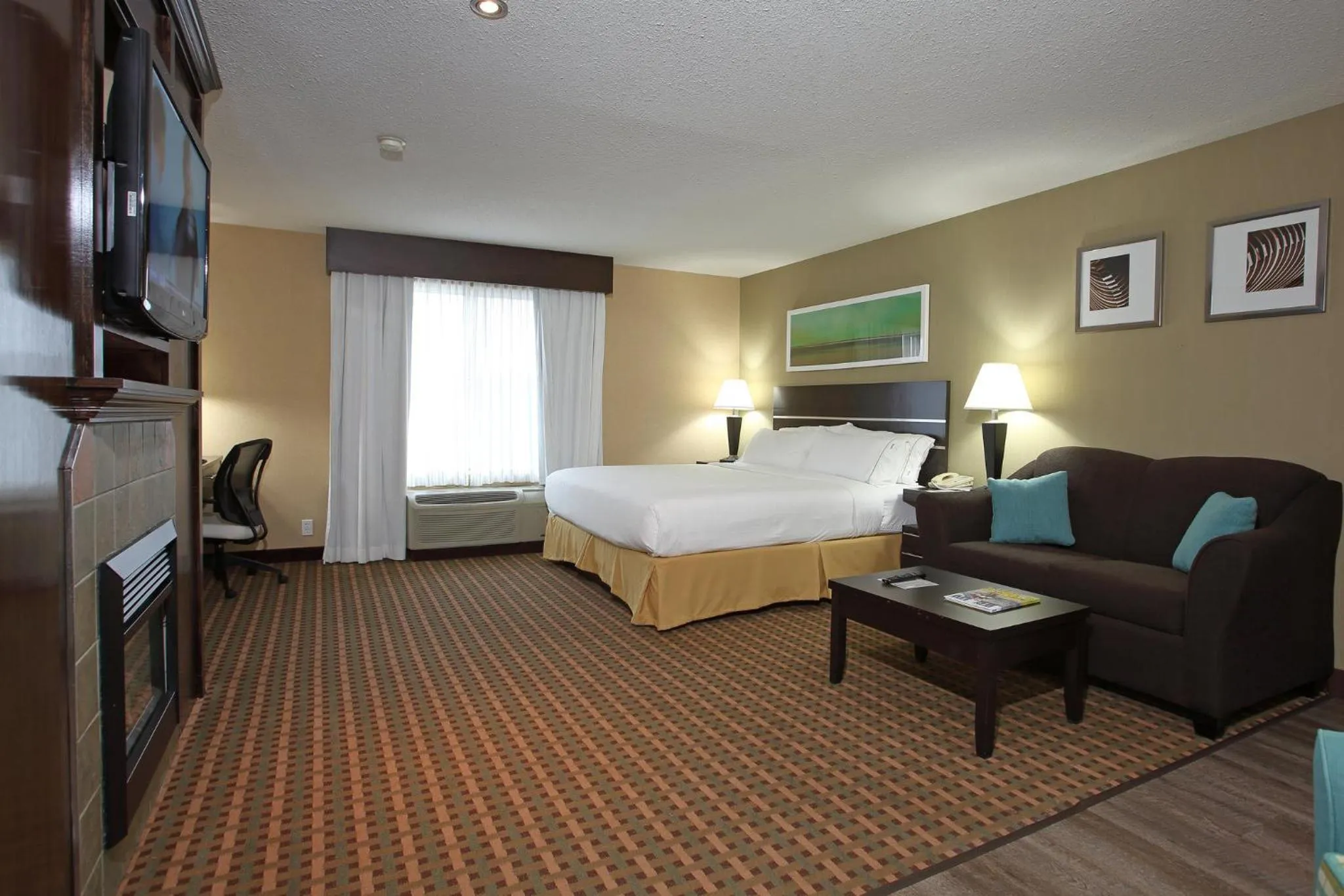 Photo of the whole room, Bed in Holiday Inn Express Hotel & Suites Vernon by IHG