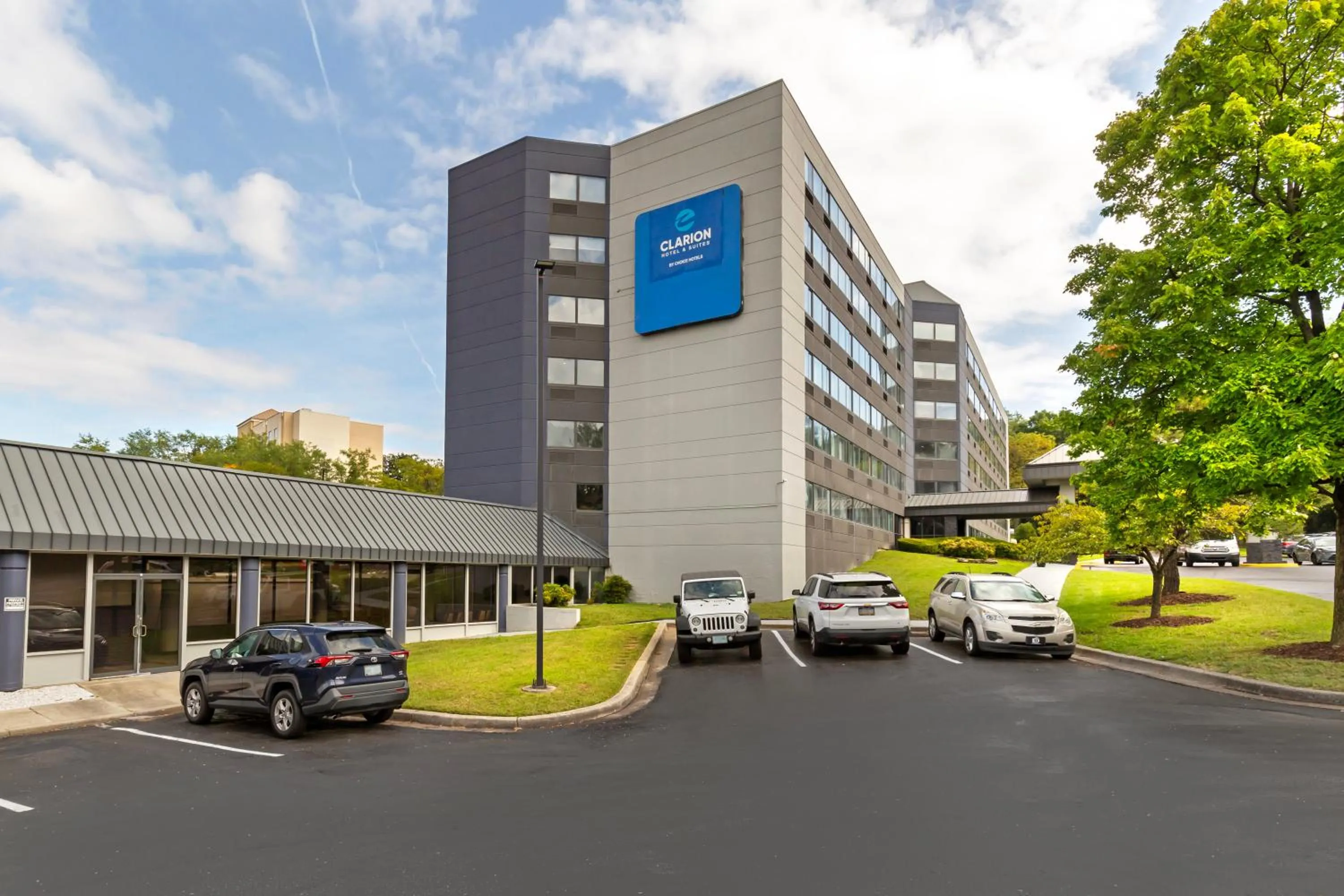 Property building in Clarion Hotel & Suites BWI Airport North