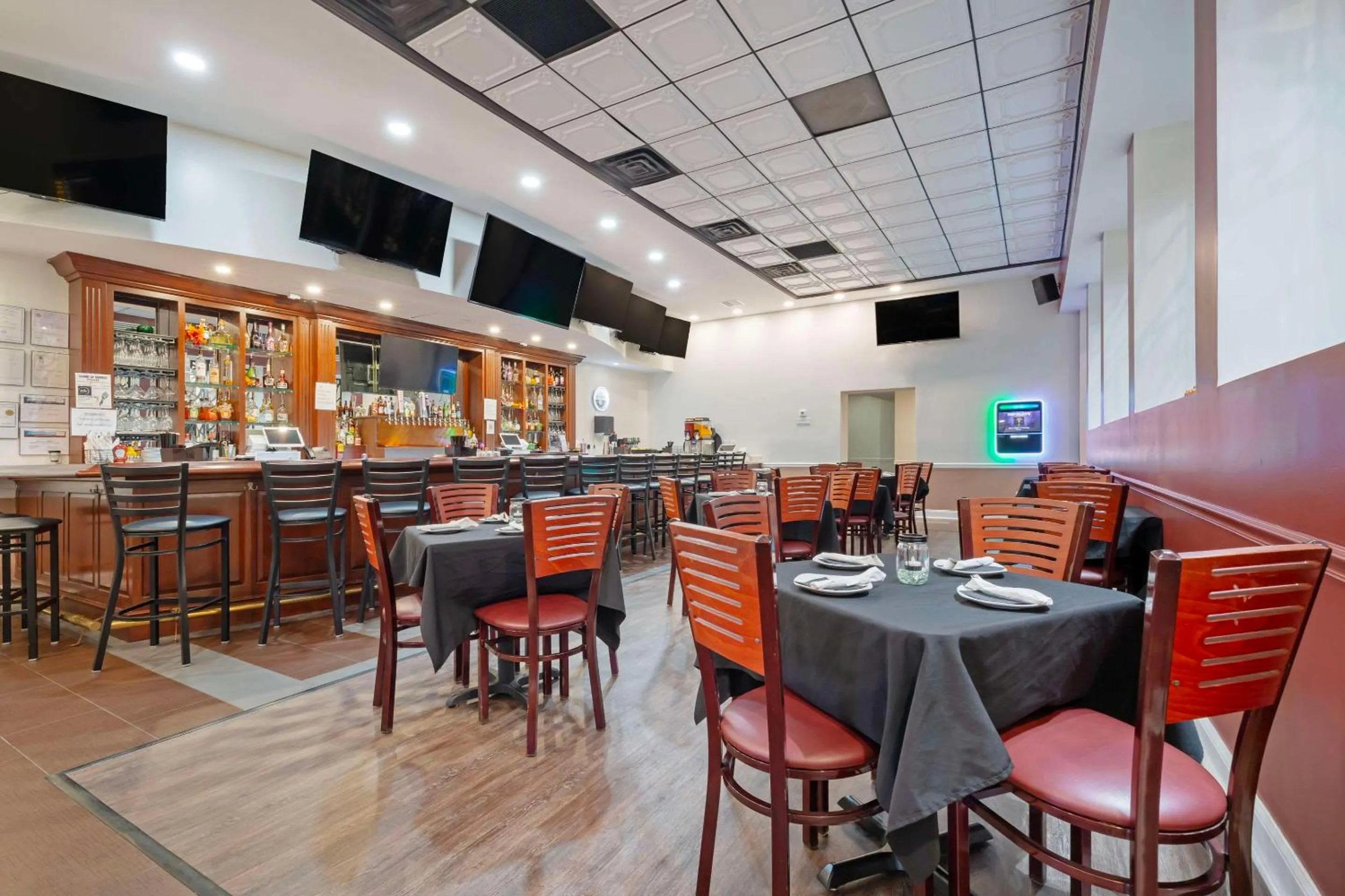 Lounge or bar in Clarion Hotel & Suites BWI Airport North
