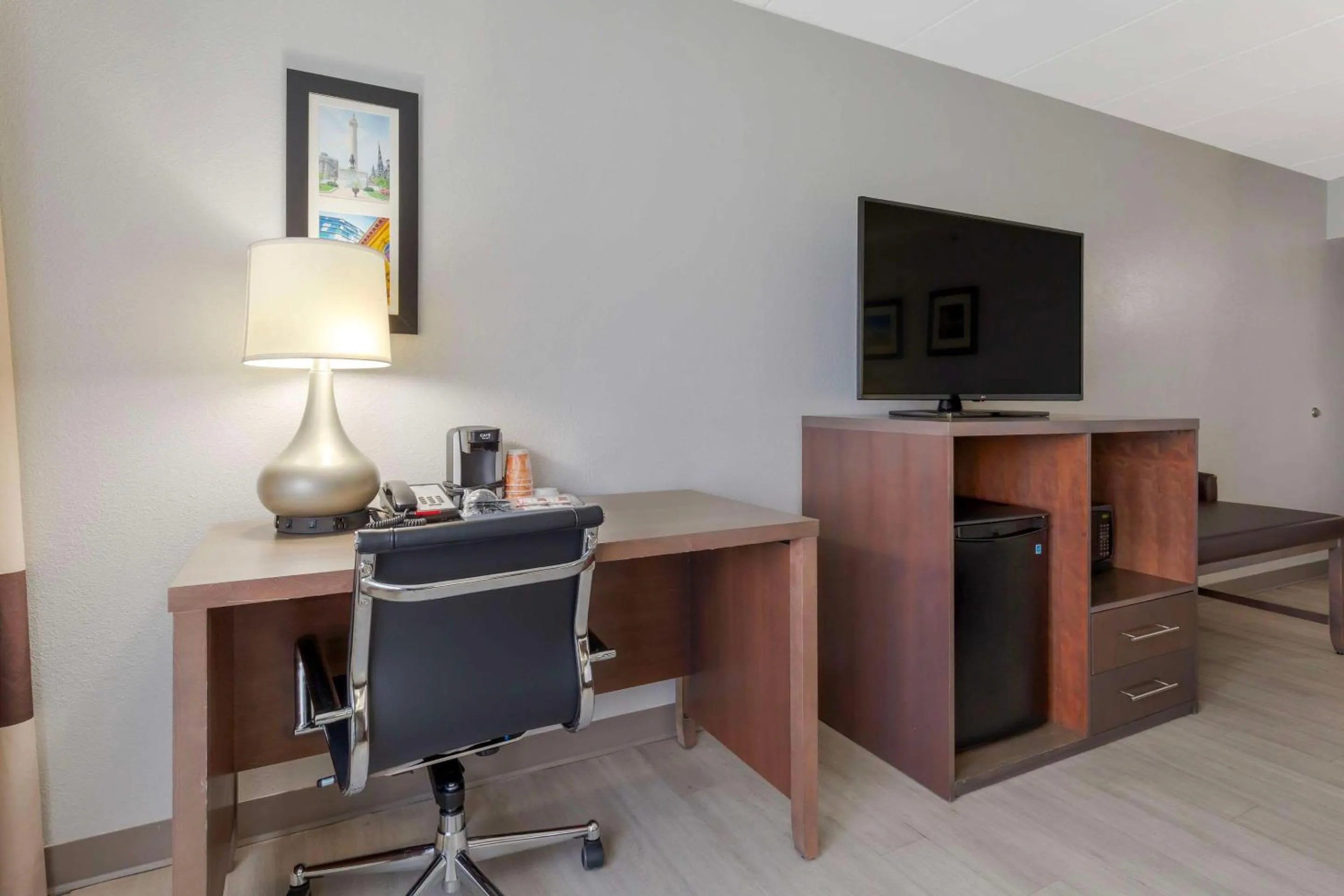 Bedroom in Clarion Hotel & Suites BWI Airport North