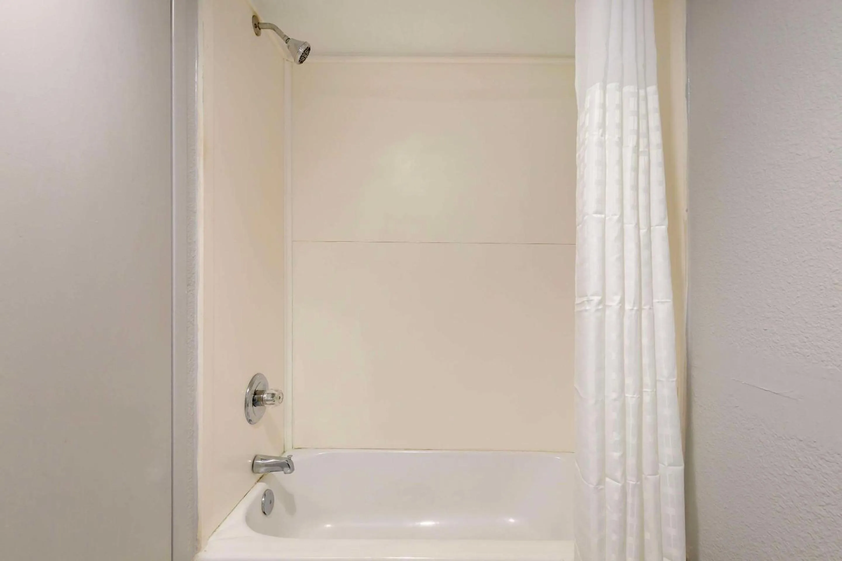 Bedroom in Clarion Hotel & Suites BWI Airport North