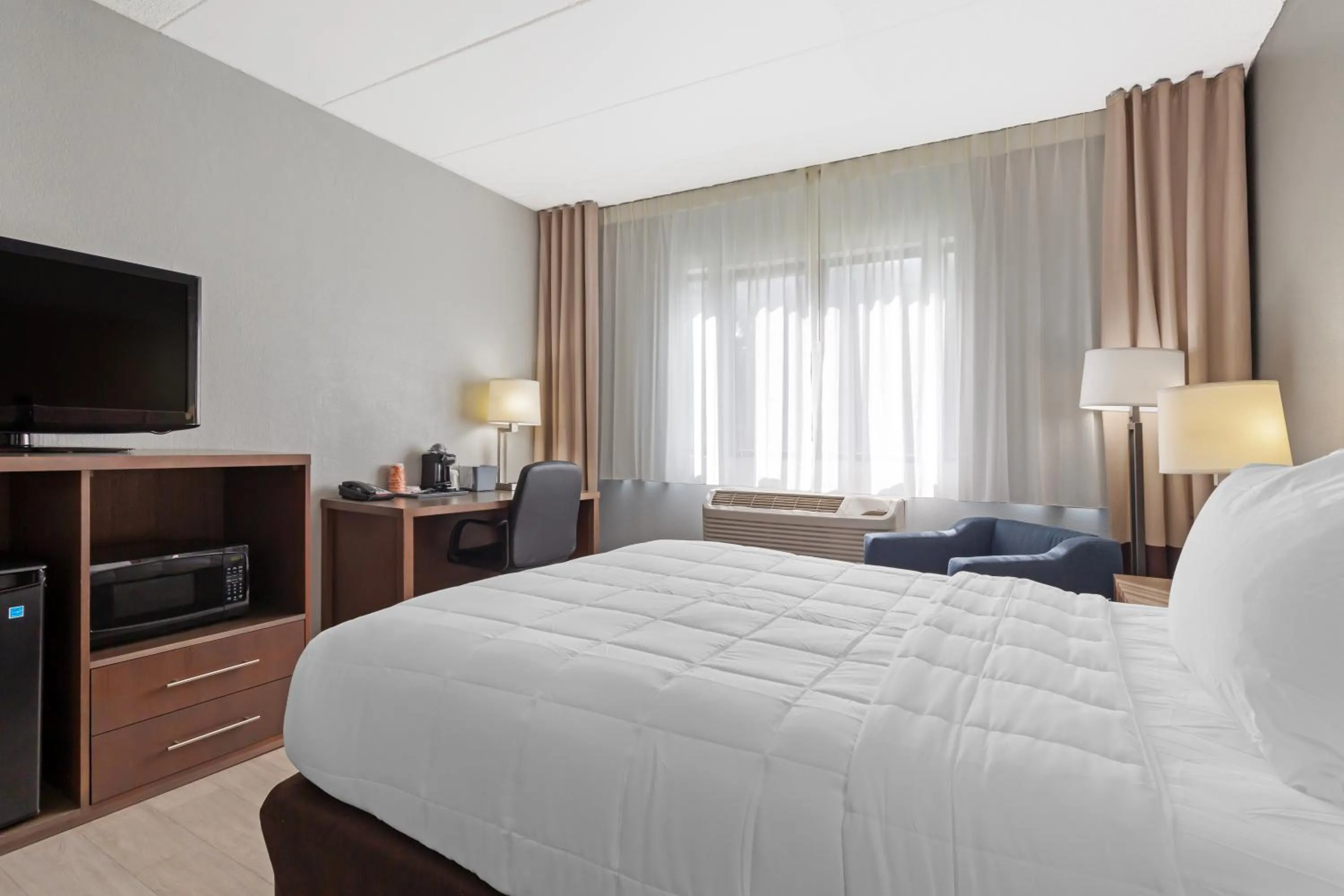 Bedroom, Bed in Clarion Hotel & Suites BWI Airport North