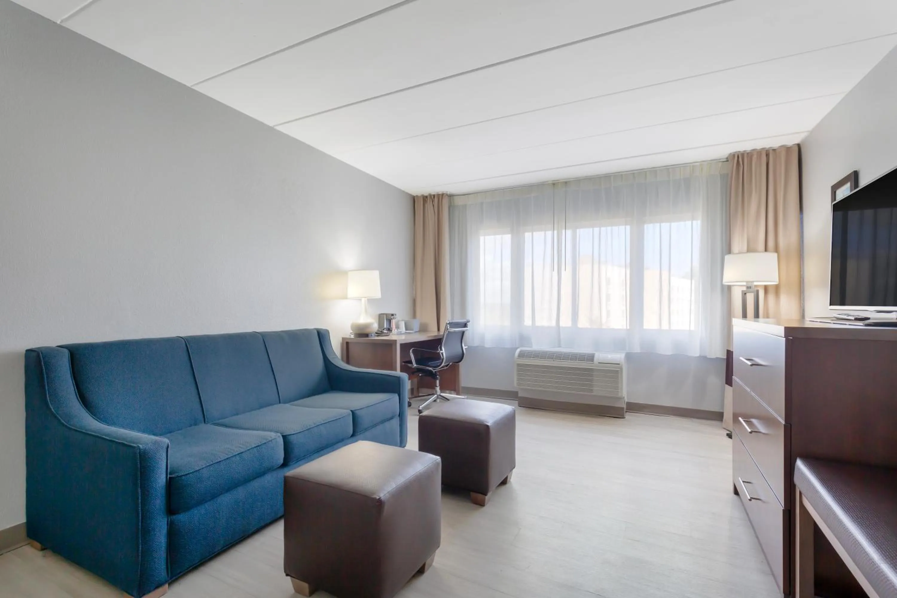 Living room in Clarion Hotel & Suites BWI Airport North