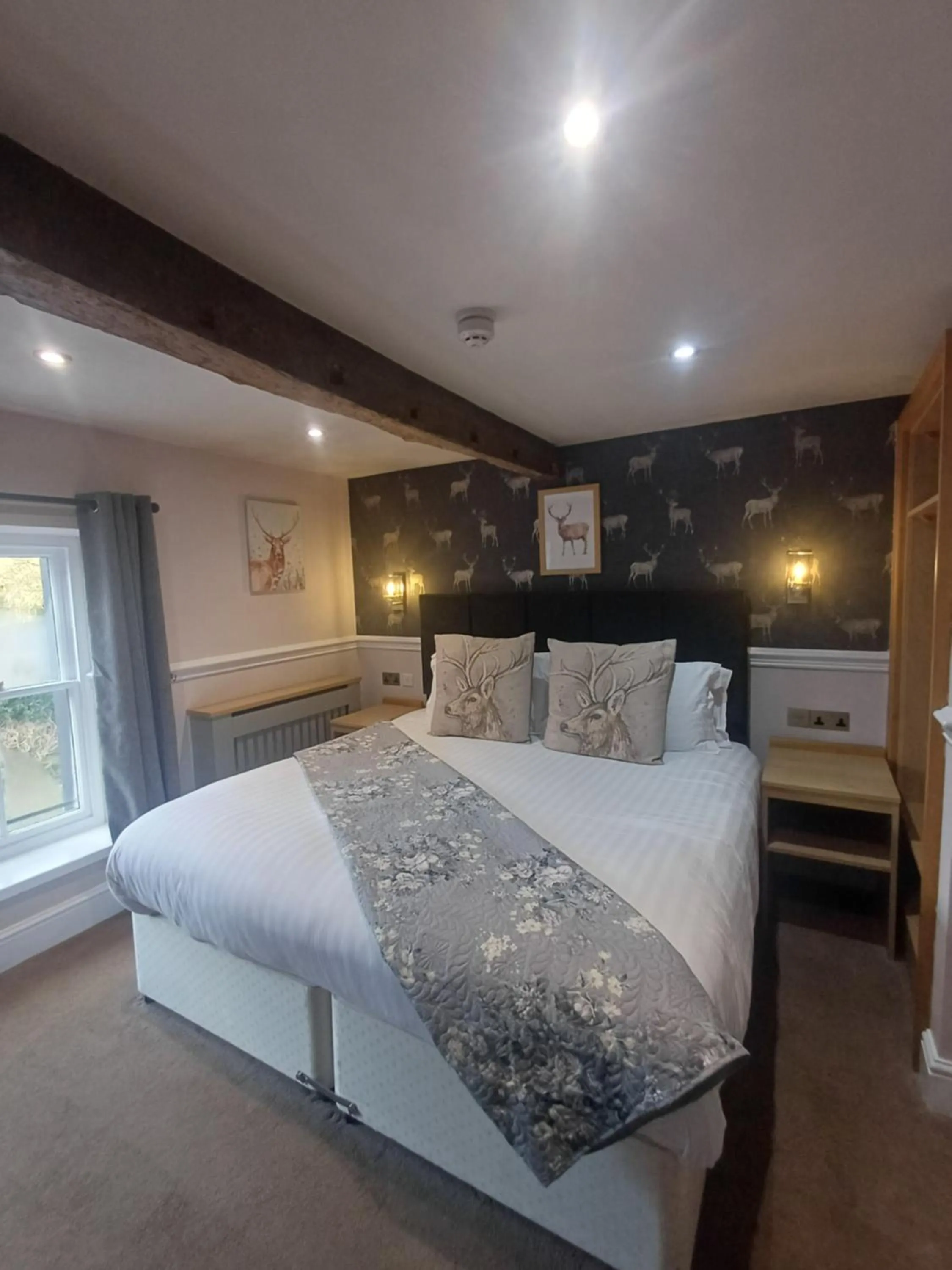 Bedroom, Bed in Fox and Pheasant Inn