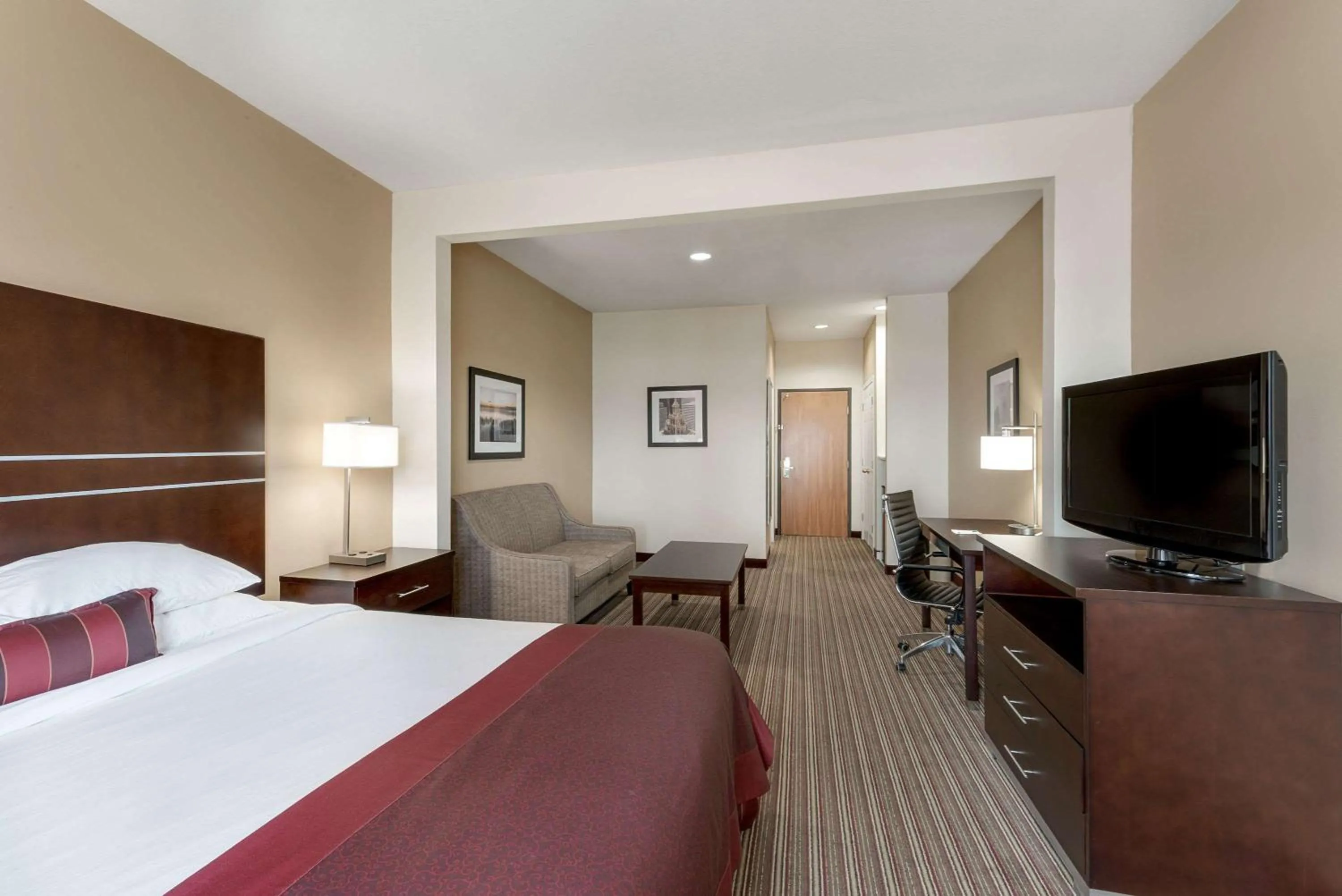 Photo of the whole room, Bed in Wingate By Wyndham Houston / Willowbrook