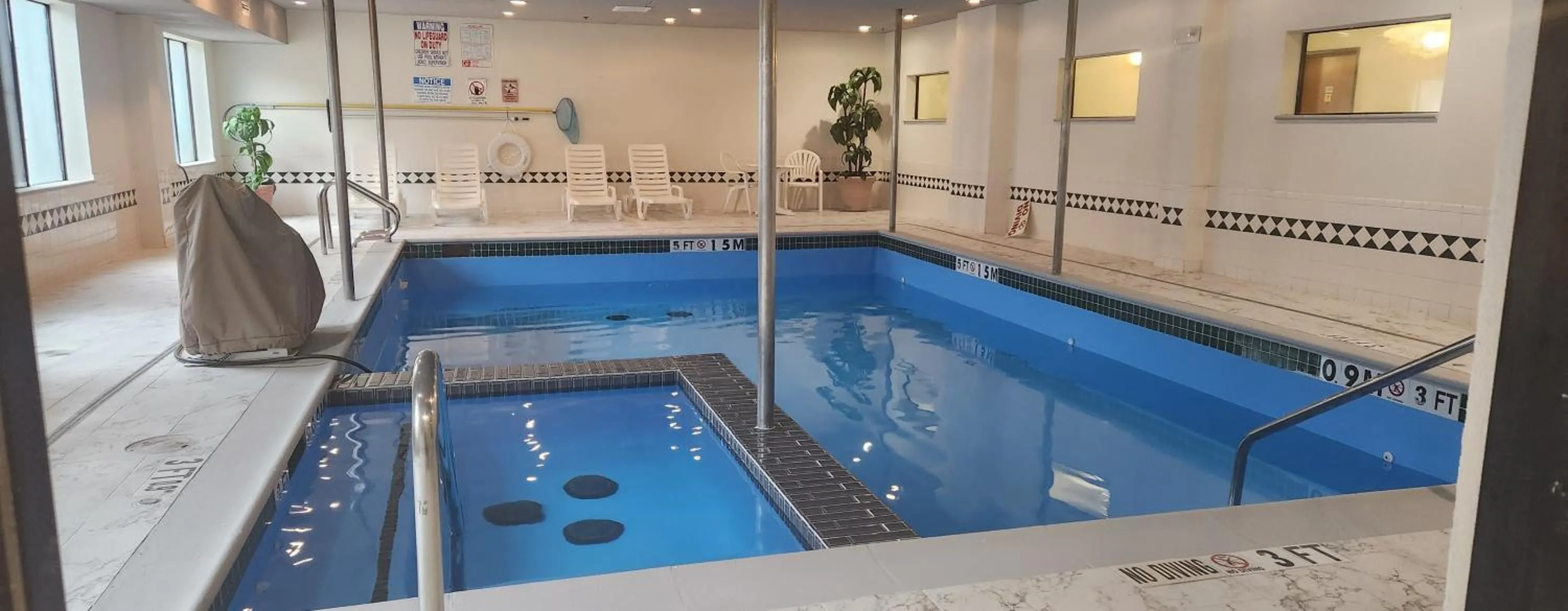 Swimming pool in Wingate By Wyndham Houston / Willowbrook